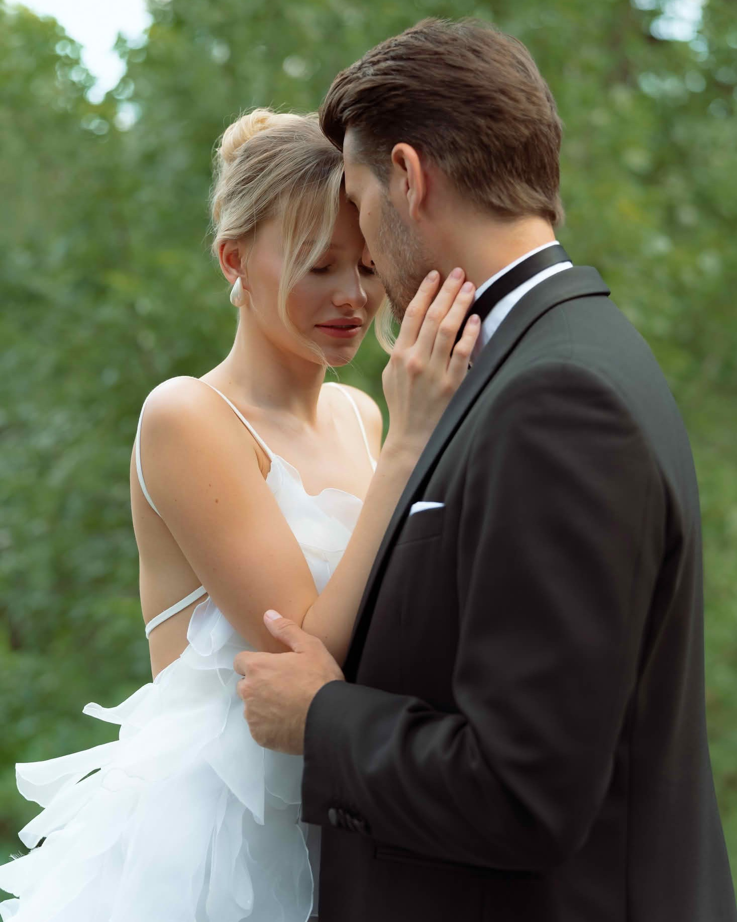 Жених и невеста на прогулке в парке, момент близости