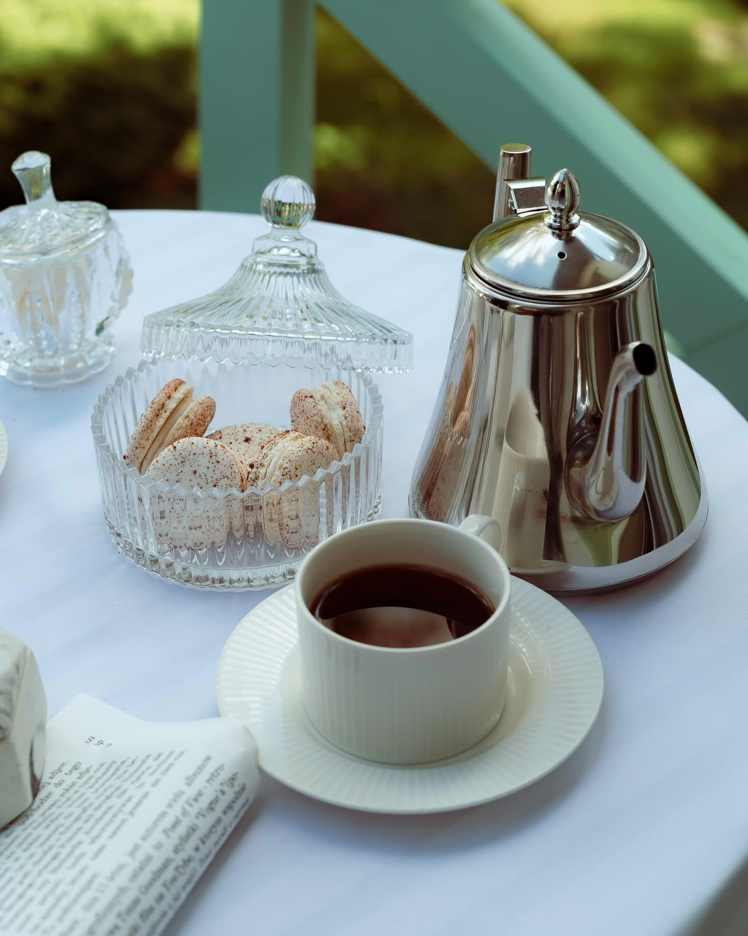 Утренний кофе и круассаны на веранде в день свадьбы