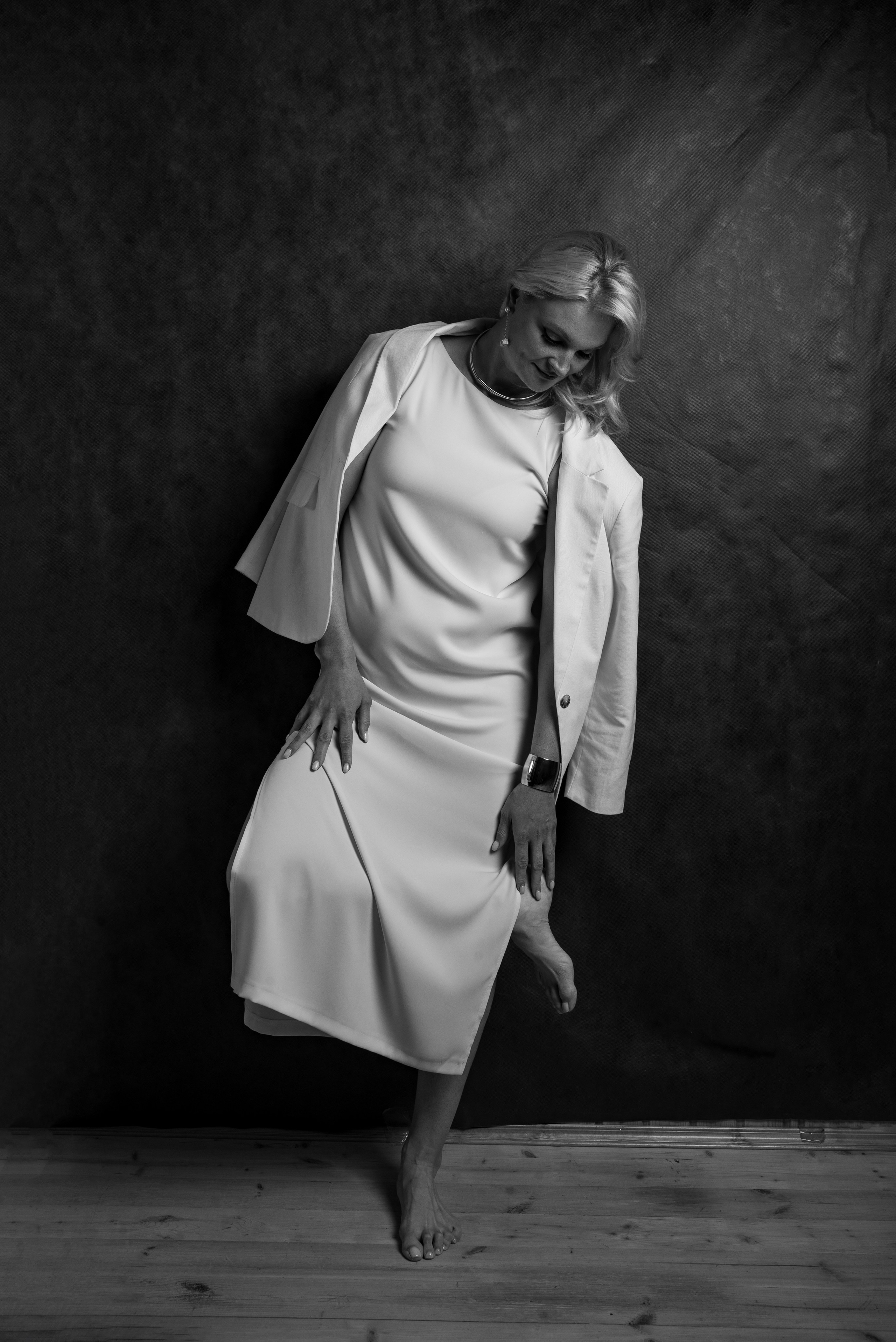 домашний портрет женщины ы белом платье чб