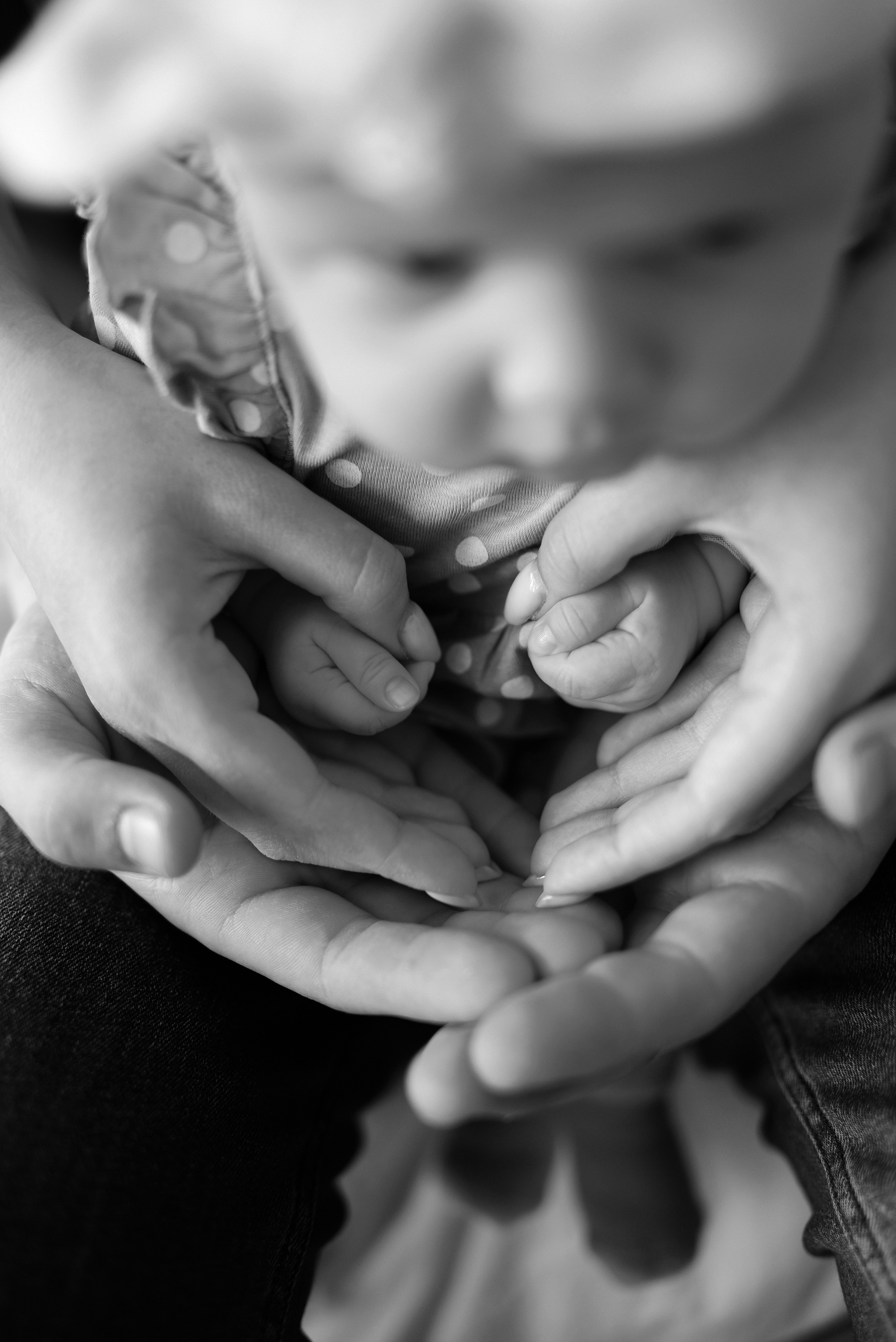 Мама, папа, дочь и их руки вложенные друг в друга.