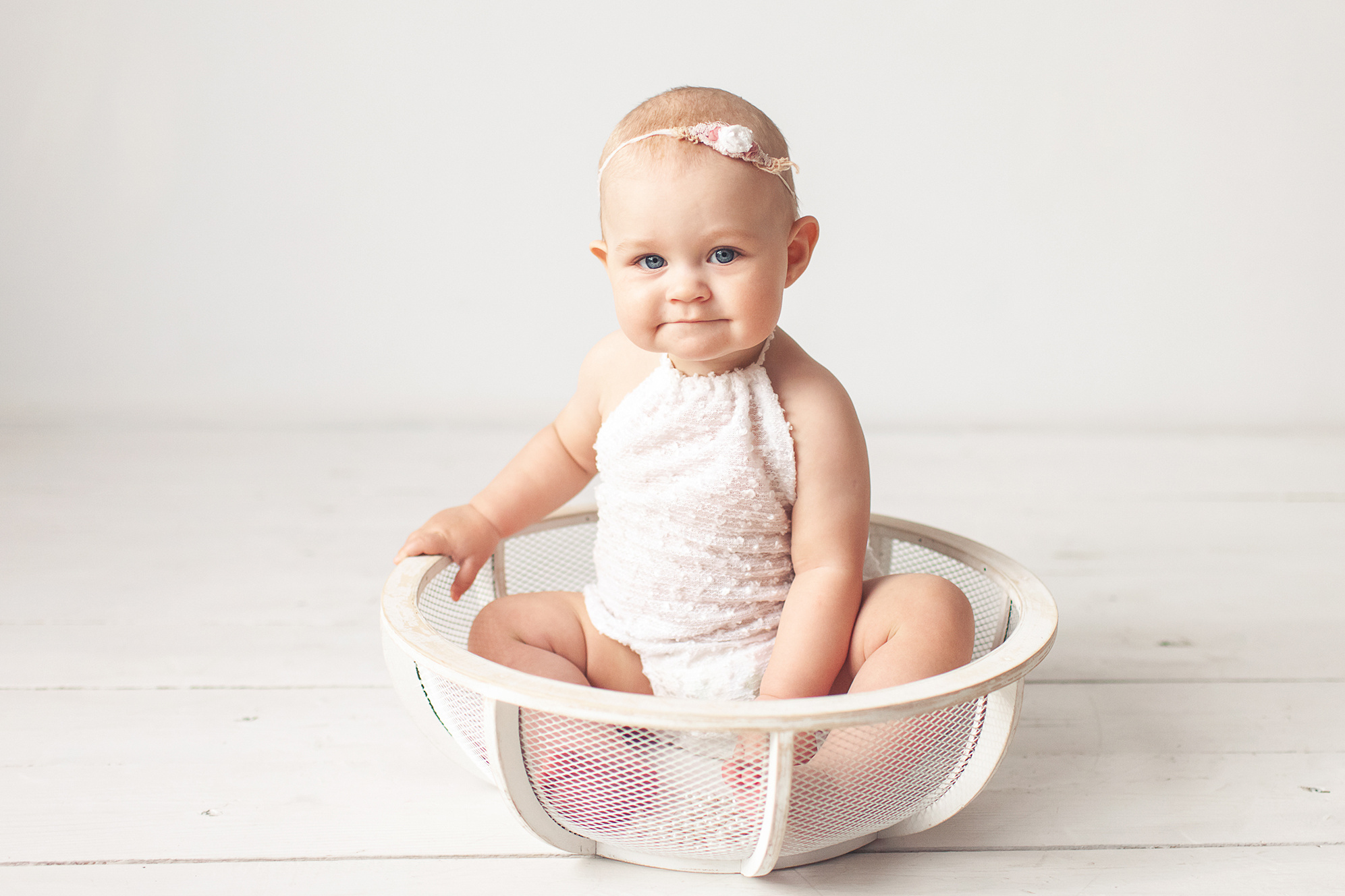 Фото сессия о том, как маленькая Милана разгромила свой Первый тортик. Детский фотограф в Самаре