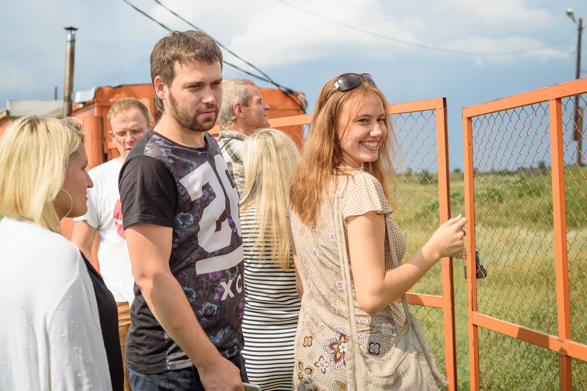 Блогеры около территории горнолыжной трассы в Урюпинске