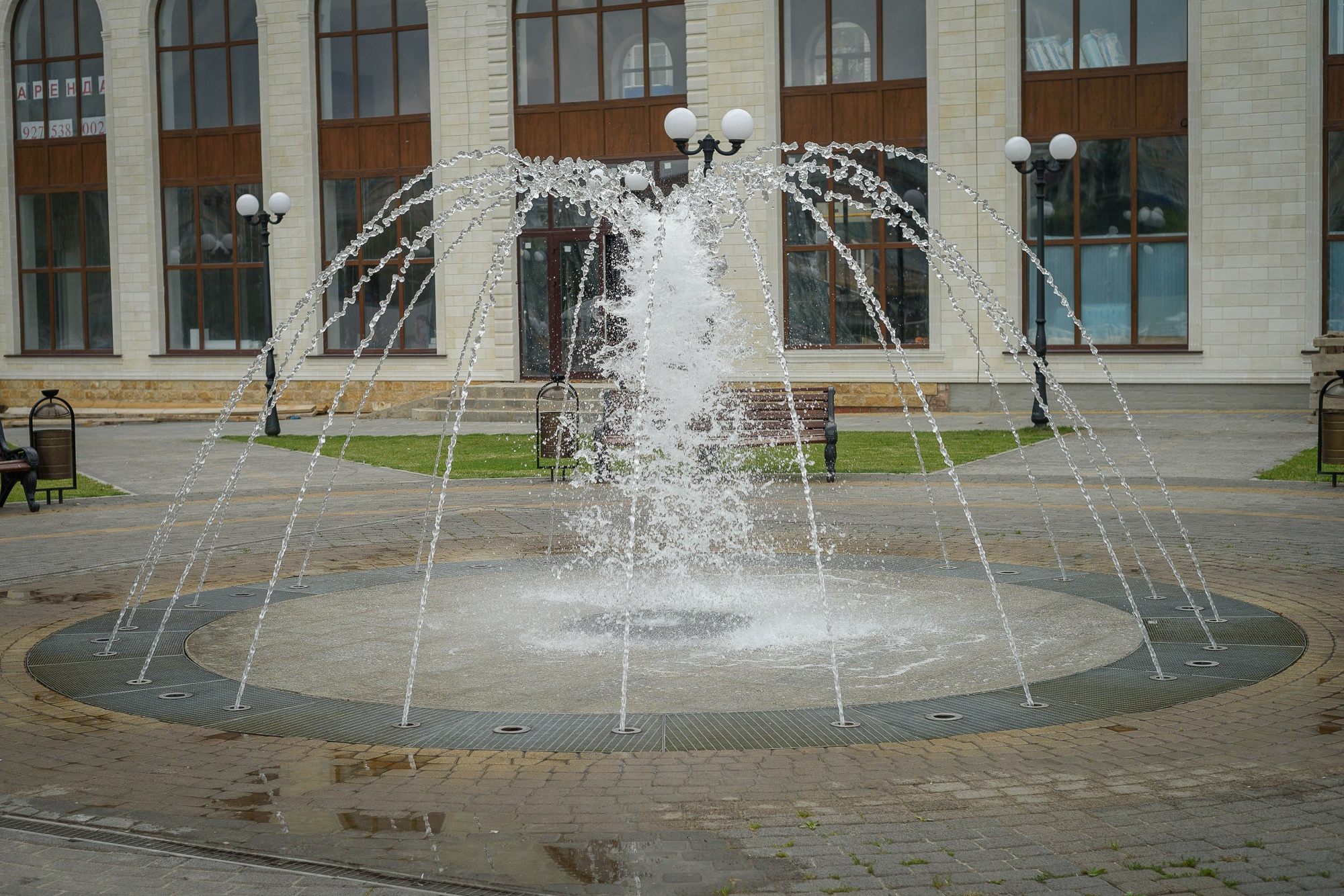 Музыкальный фонтан на площади в центре Урюпинска