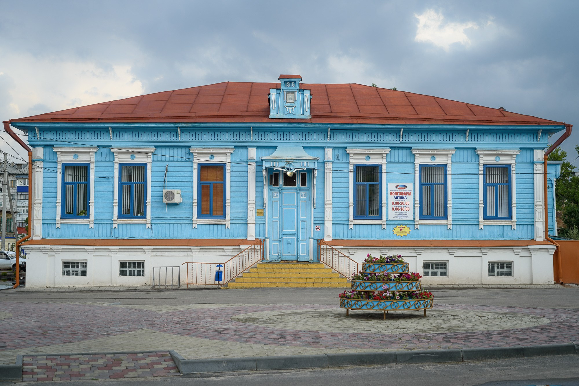 Старинное здание Урюпинска, рядом с памятником козе