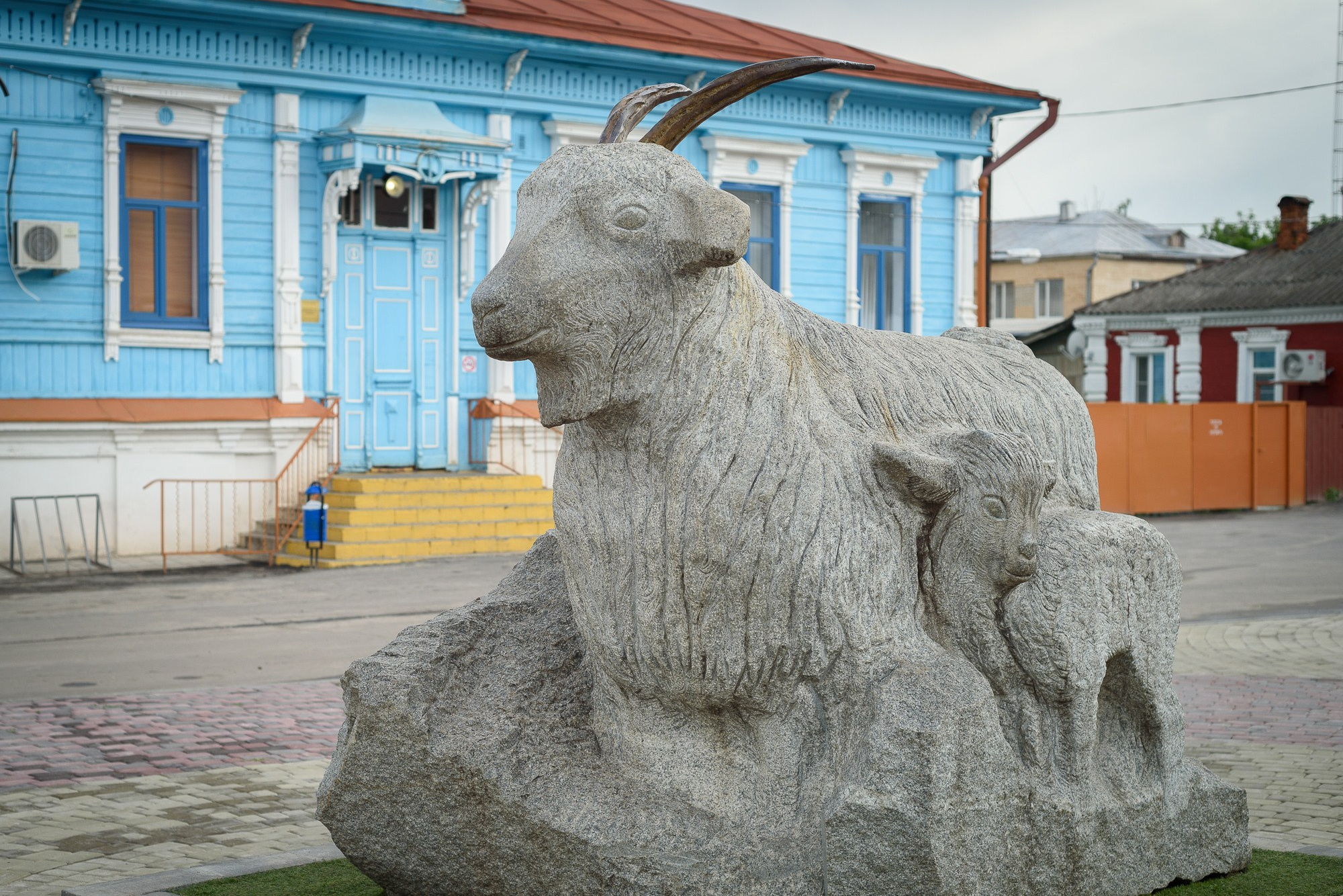 Памятник козе-кормилице в Урюпинске