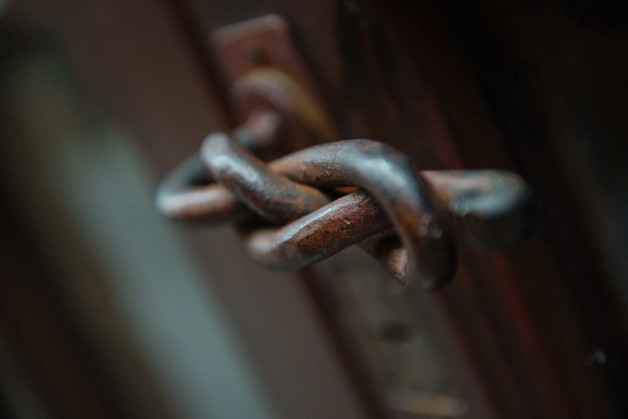 Крупный план старинной ручки двери в Пьенце, Тоскана. Авторская фотография арт-объект.