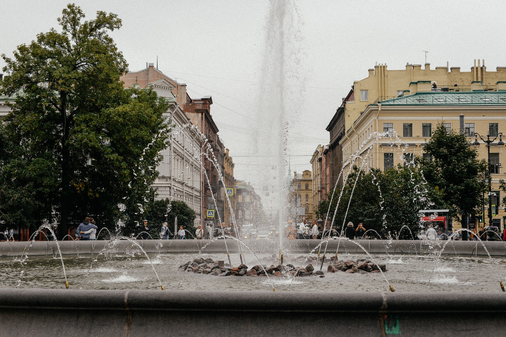 Свадебная фотосессия у фонтана возле Адмиралтейства Спб