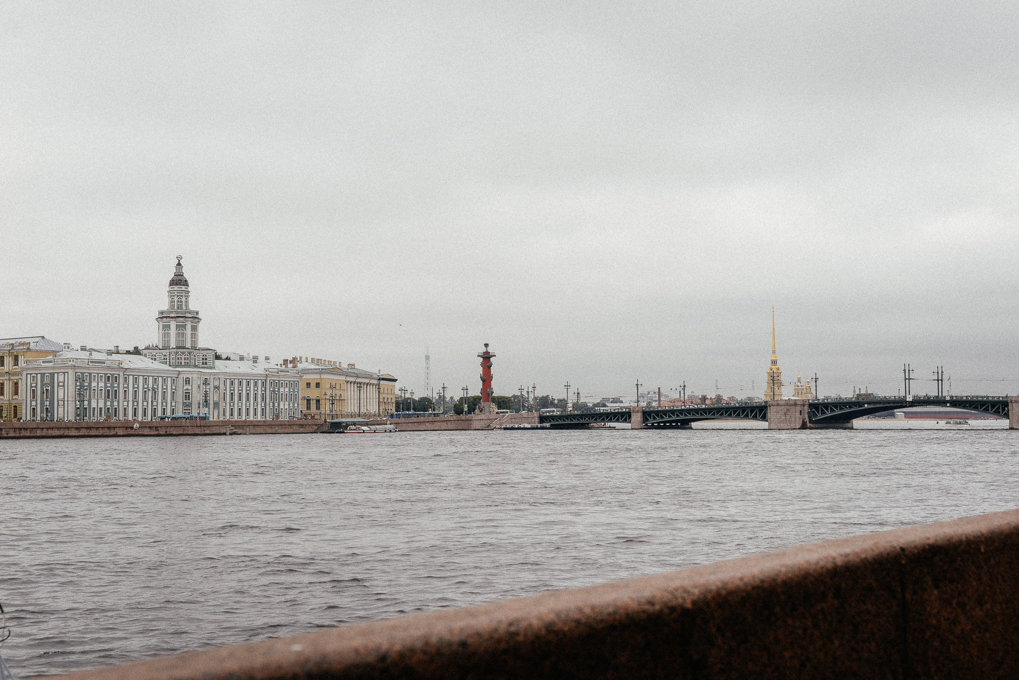 Свадебная фотосессия в СПб с видом на Неву