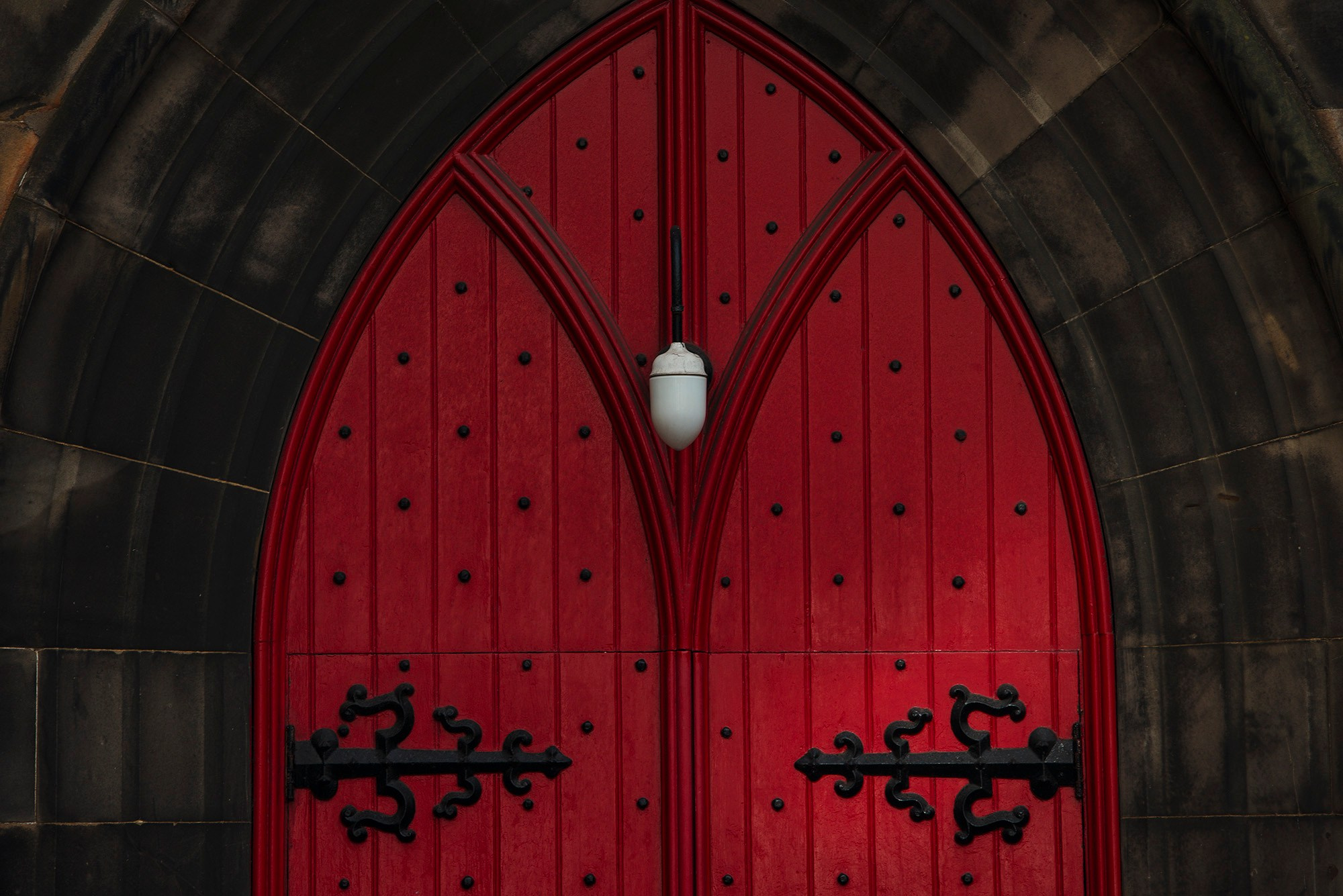 Красные деревянные ворота — арт-фотография красного цвета, визуальный акцент для интерьера | Talulla