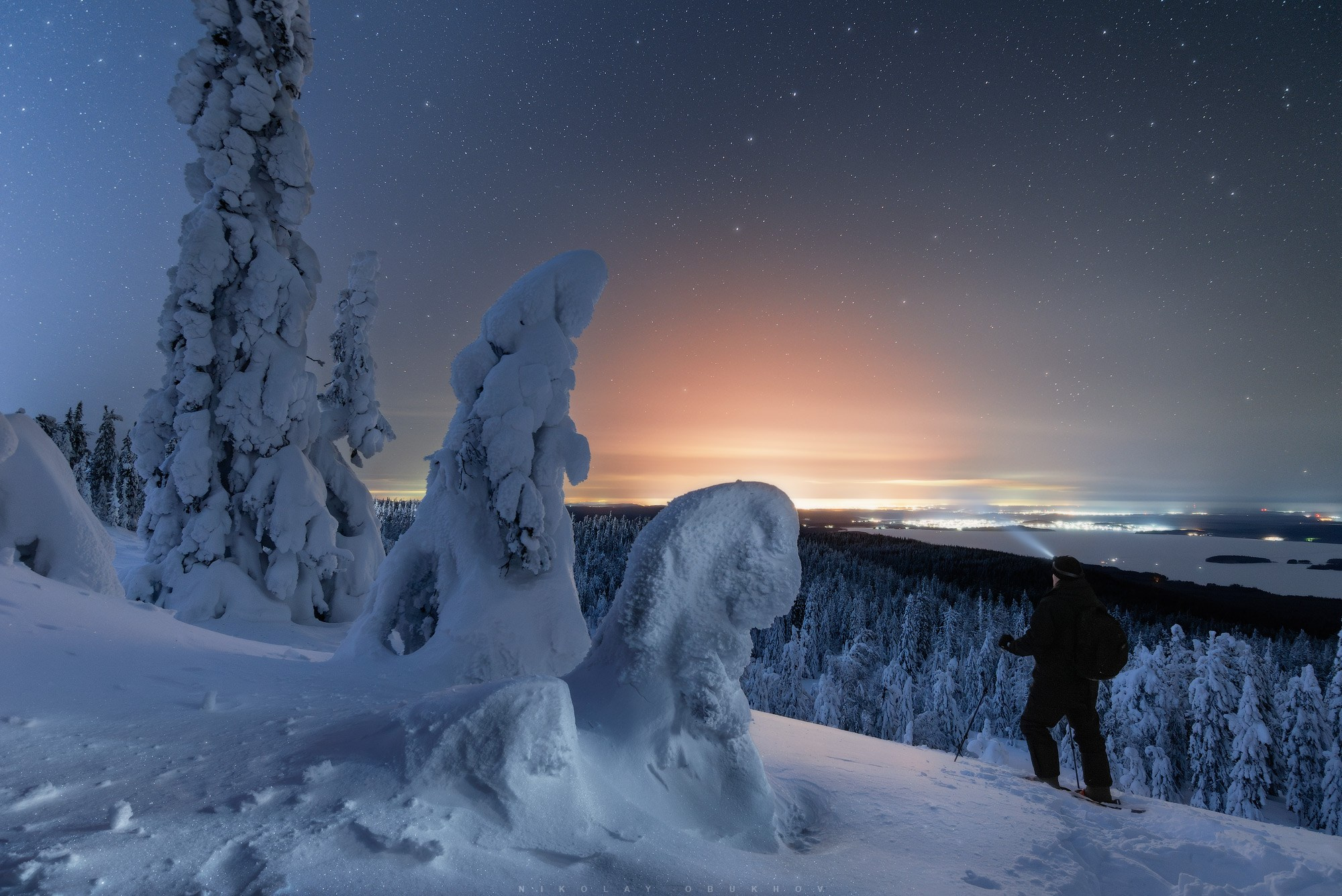 Закат луны на Камне Омутном на реке Чусовой. Автор: Николай Обухов.
