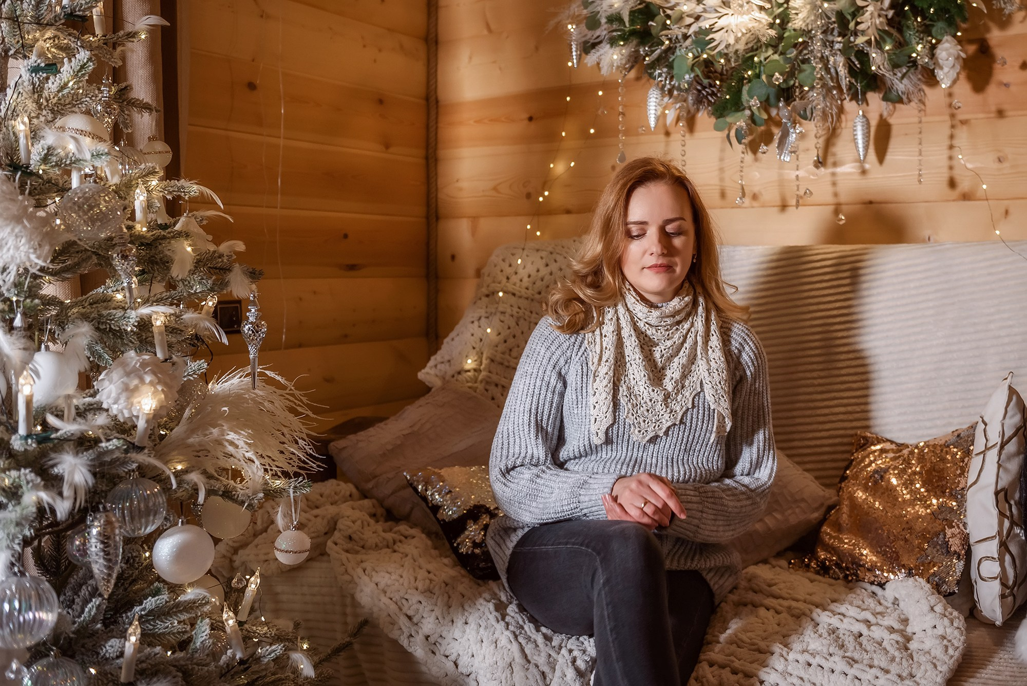 Новогодняя фотосессия девушки у нарядной елки в Брянске