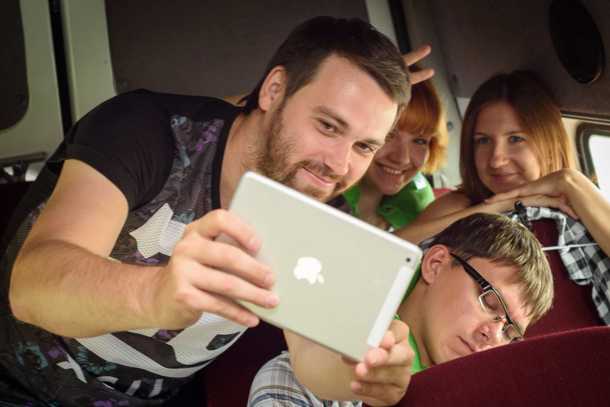 Блогеры делают селфи с уснувшим коллегой