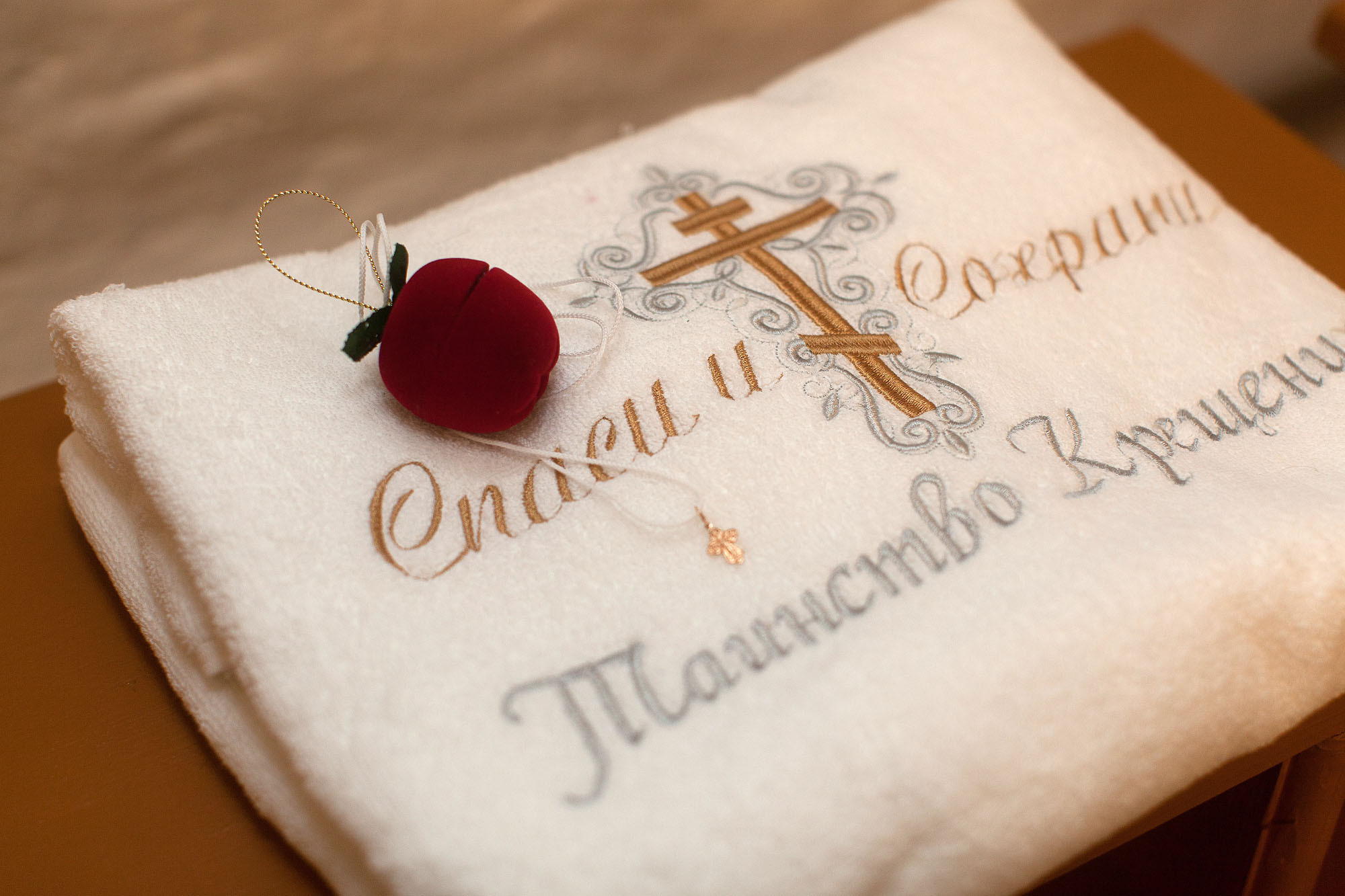 Последний звонок 4 класс. Дети стоят у школы на линейке с лентами красными.