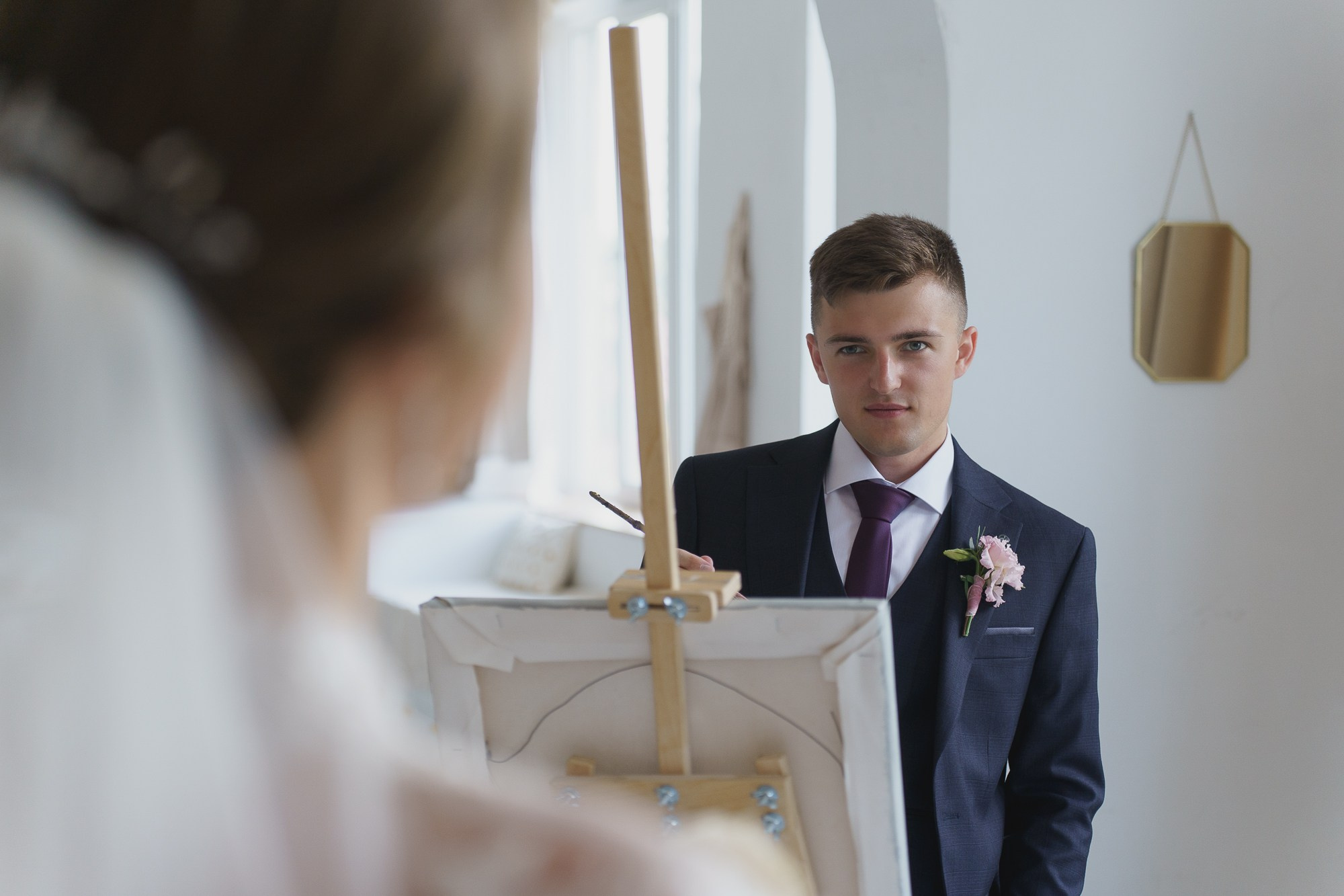 Жених рисует портрет невесты | свадебный фотограф Екатеринбург