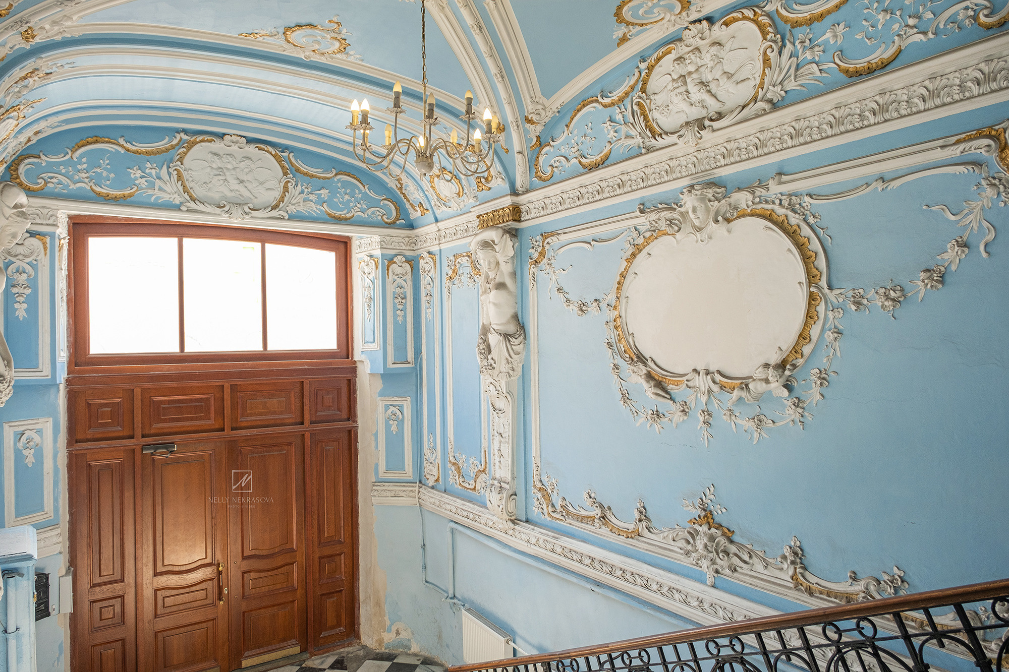 Небесно-голубая парадная особняка Каншина. Фотограф и искусствовед в Туле и Санкт-Петербурге Нелли Некрасова