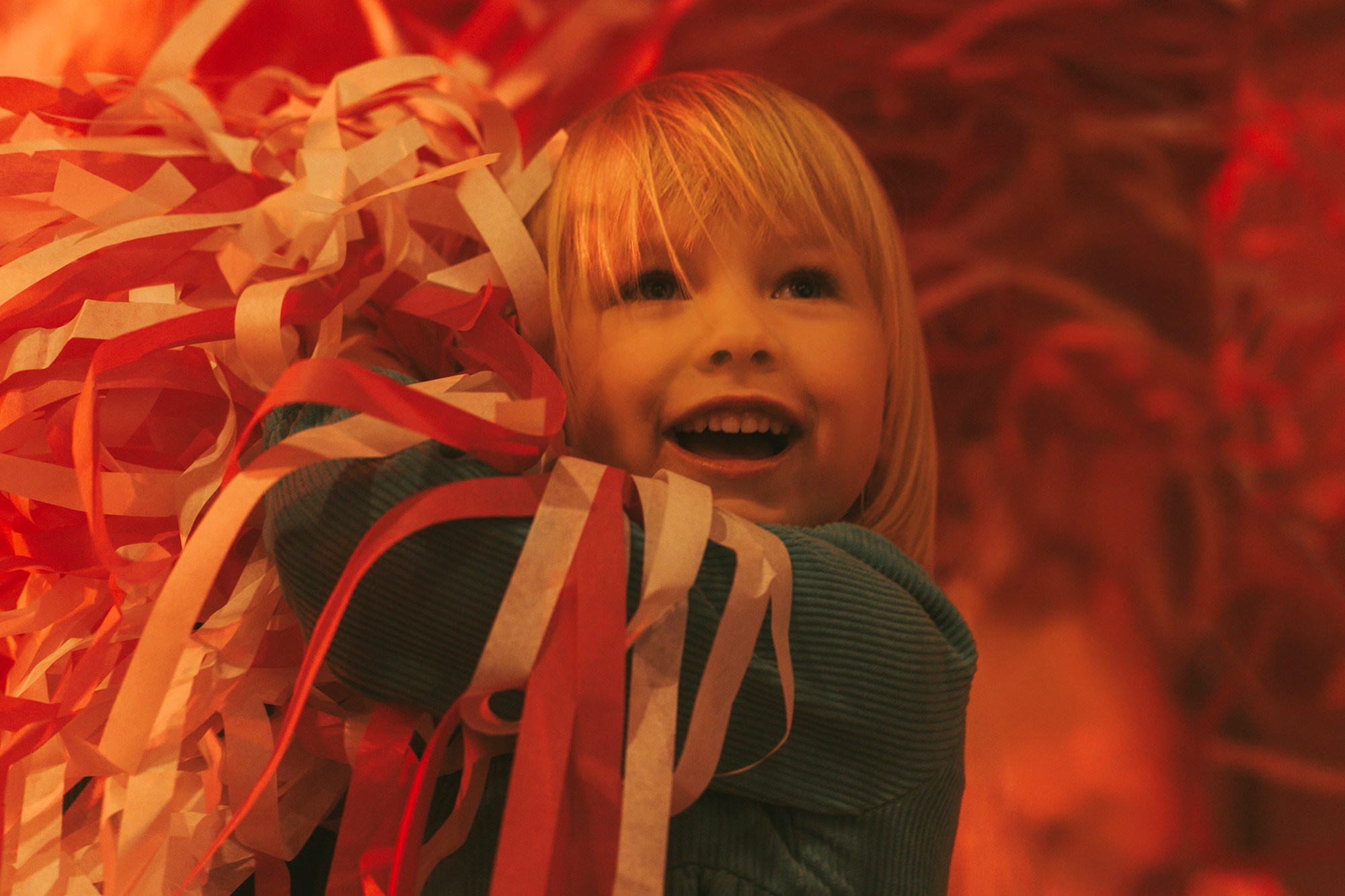 Счастливая семья на природе отмечает день рождения внука.