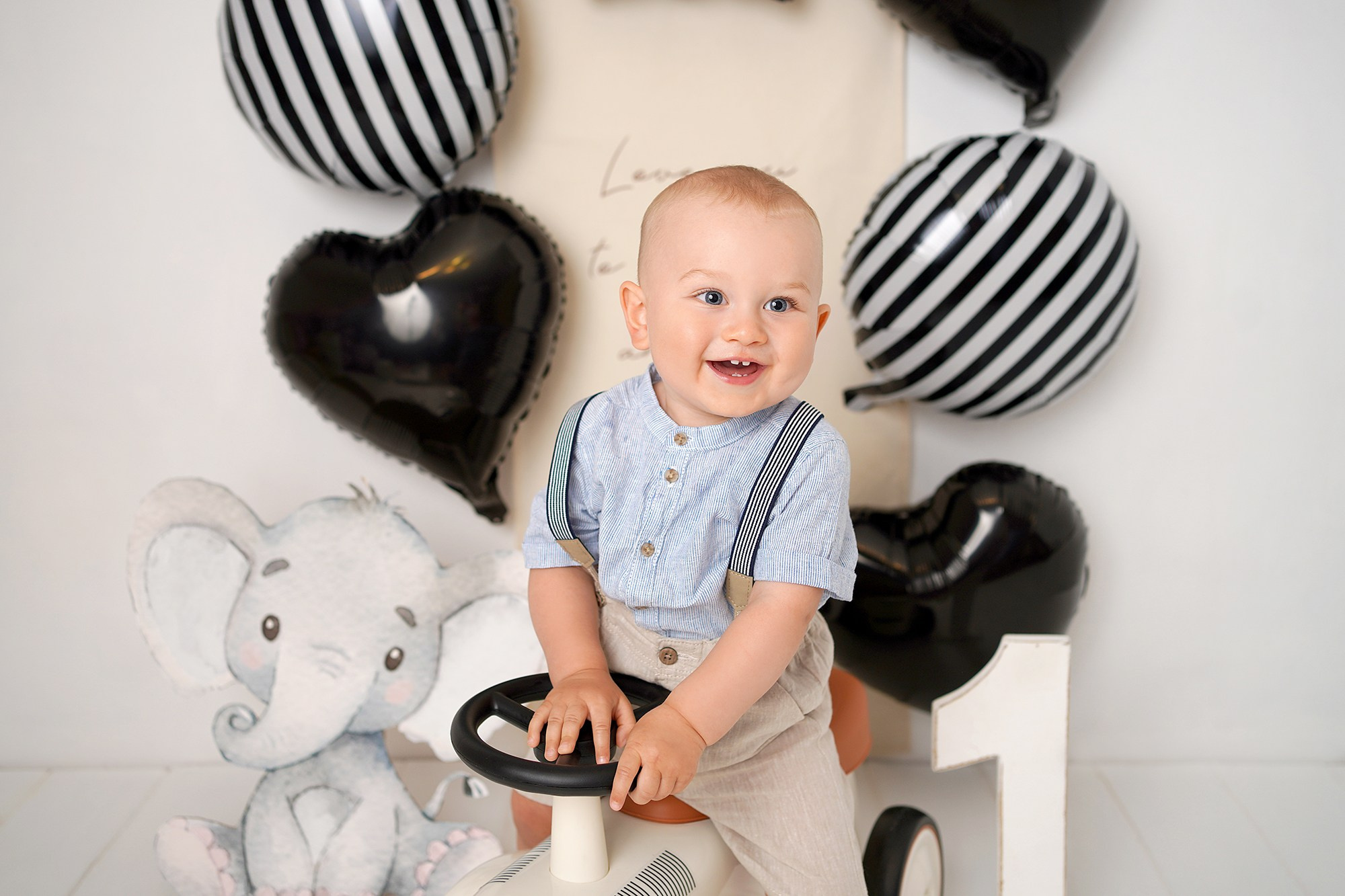 Малыш с родителями приехала на детскую фотосессию «Первый годик»