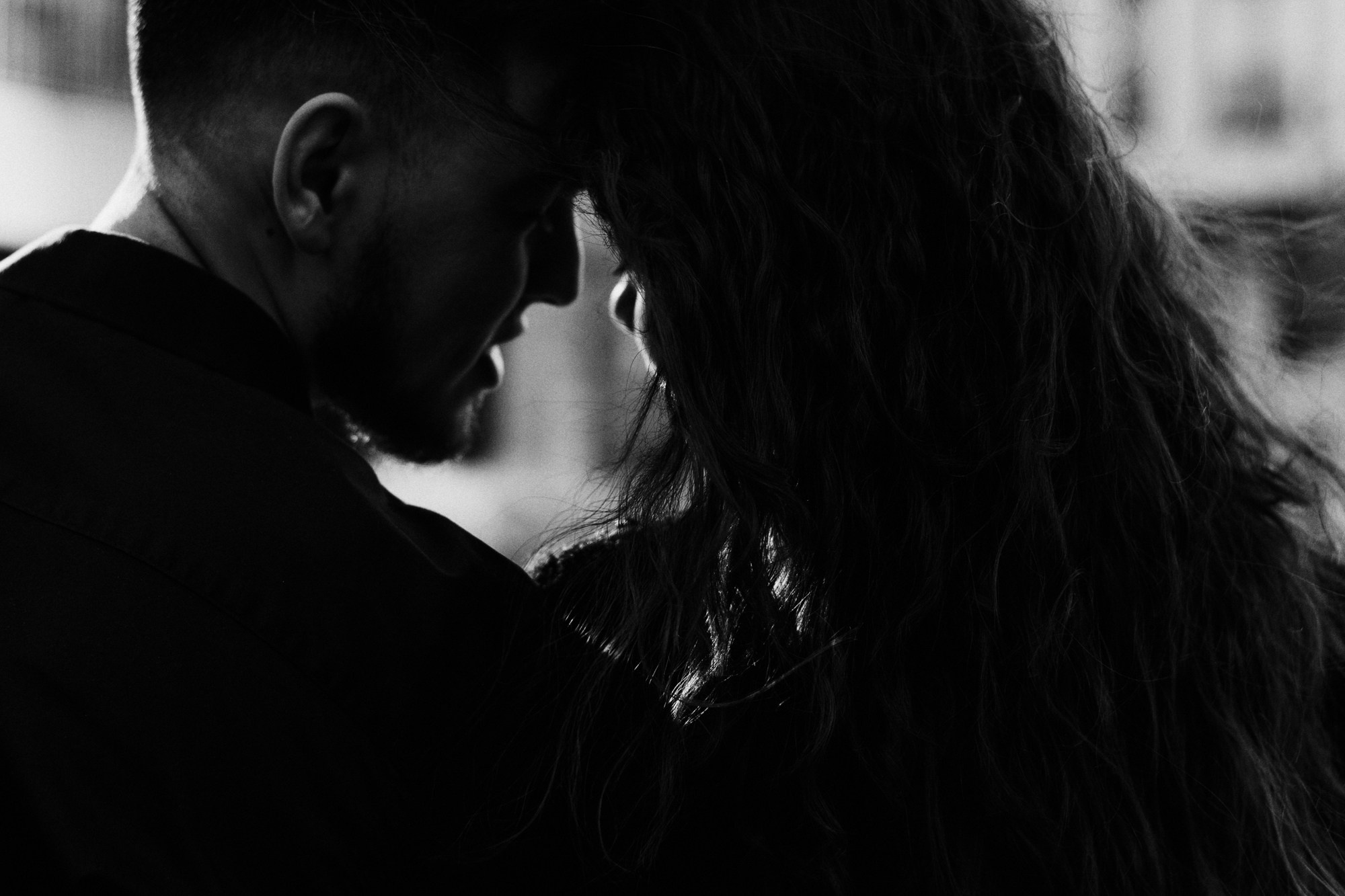 Фотосессия Love Story в Тюмени — стрит-стайл прогулка в Европейском районе. Портретный фотограф Тюмень Дарья Мустафина