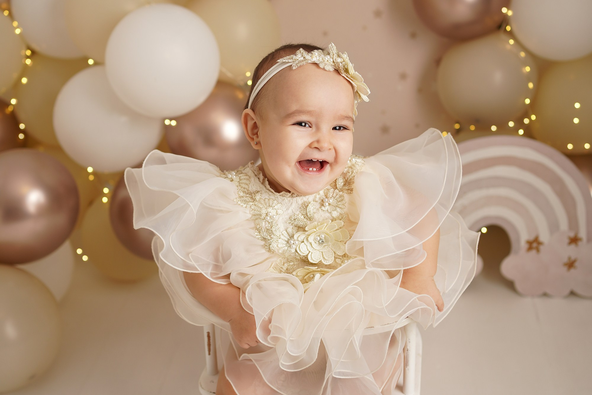 Детская фотосессия прошла в уютной детской фотостудии.