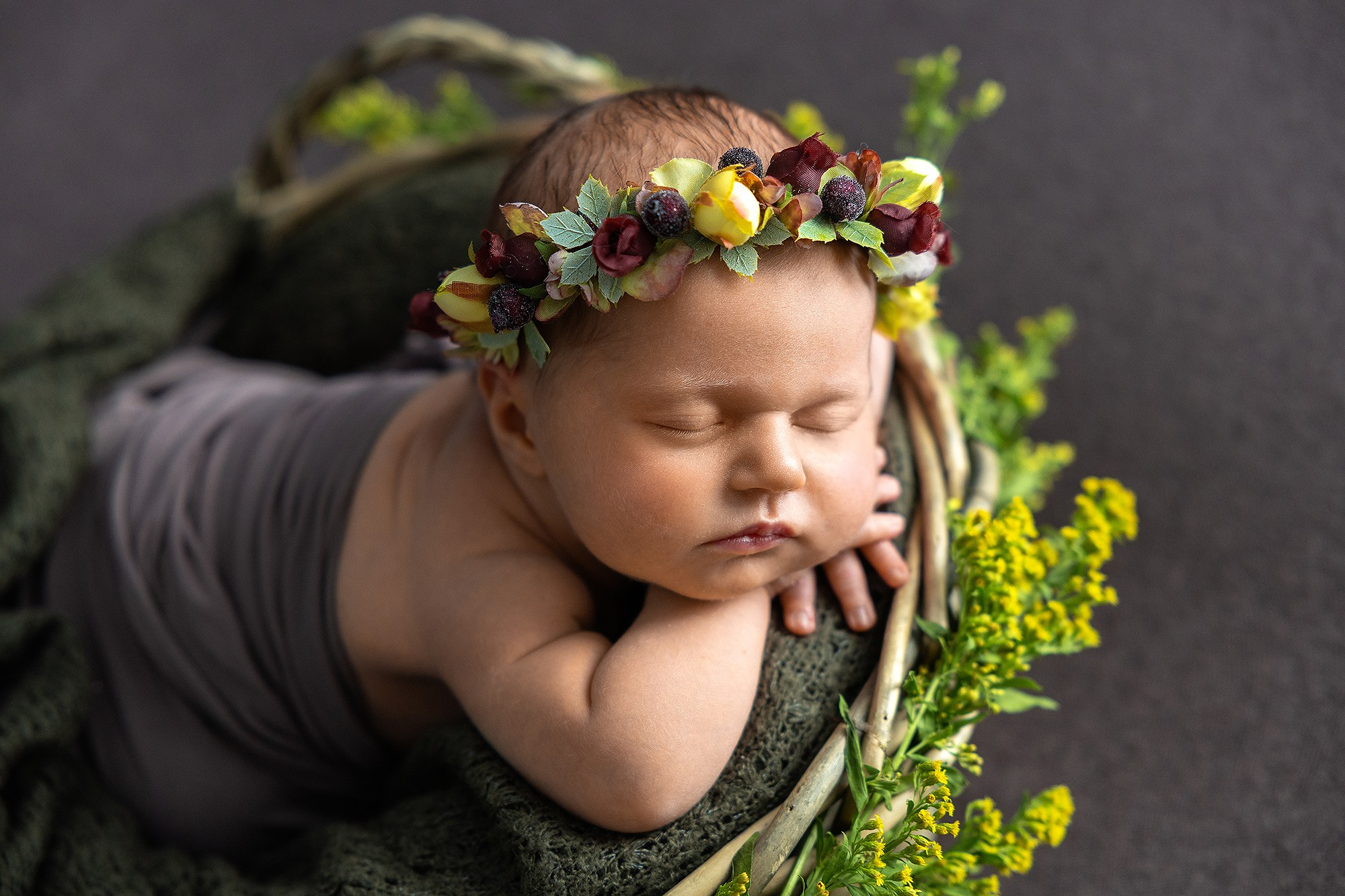 Новорожденный малыш спит в корзинке в стиле ньюборн фотосессии в Сысерть.