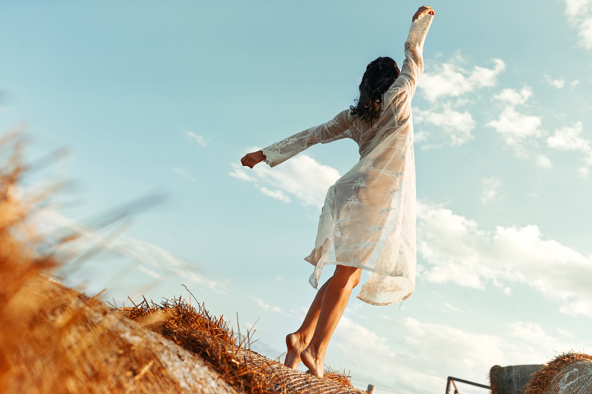 Фотосессия прекрасной пары на ферме среди лошадей