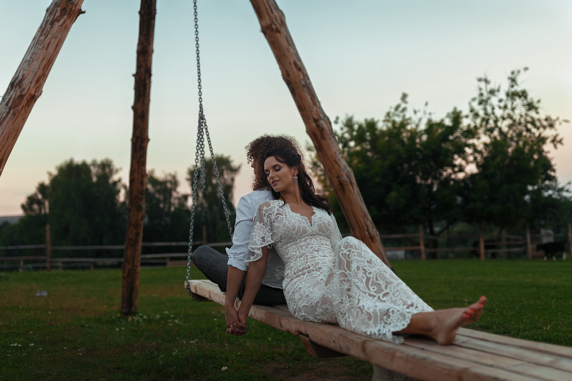 Фотосессия прекрасной пары на ферме среди лошадей