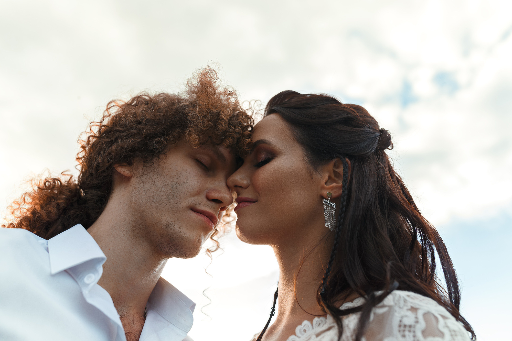 Фотосессия прекрасной пары на ферме среди лошадей