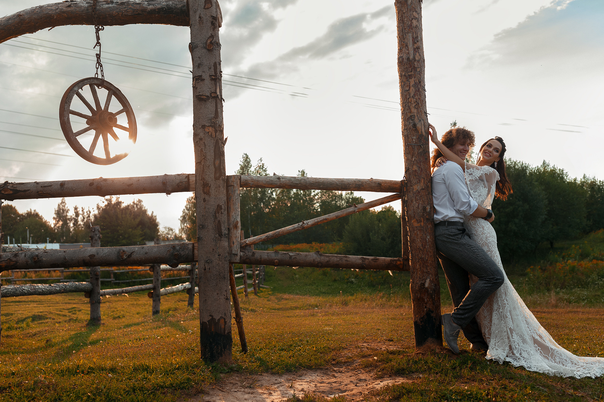 Фотосессия прекрасной пары на ферме среди лошадей