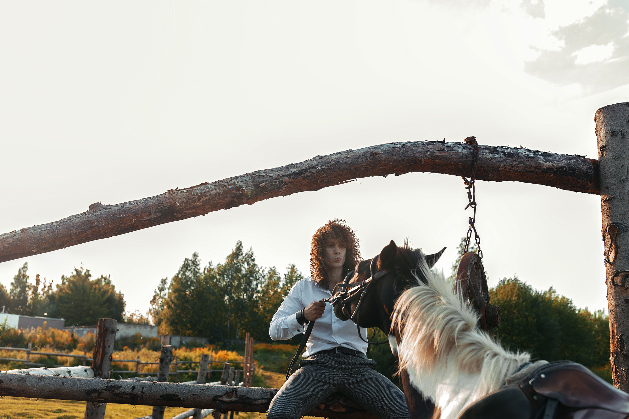 Фотосессия прекрасной пары на ферме среди лошадей