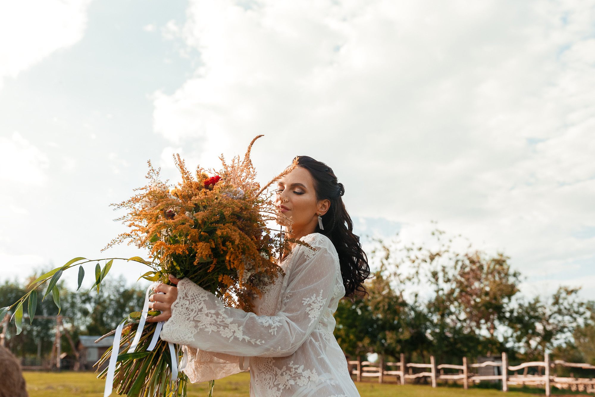 Фотосессия прекрасной пары на ферме среди лошадей