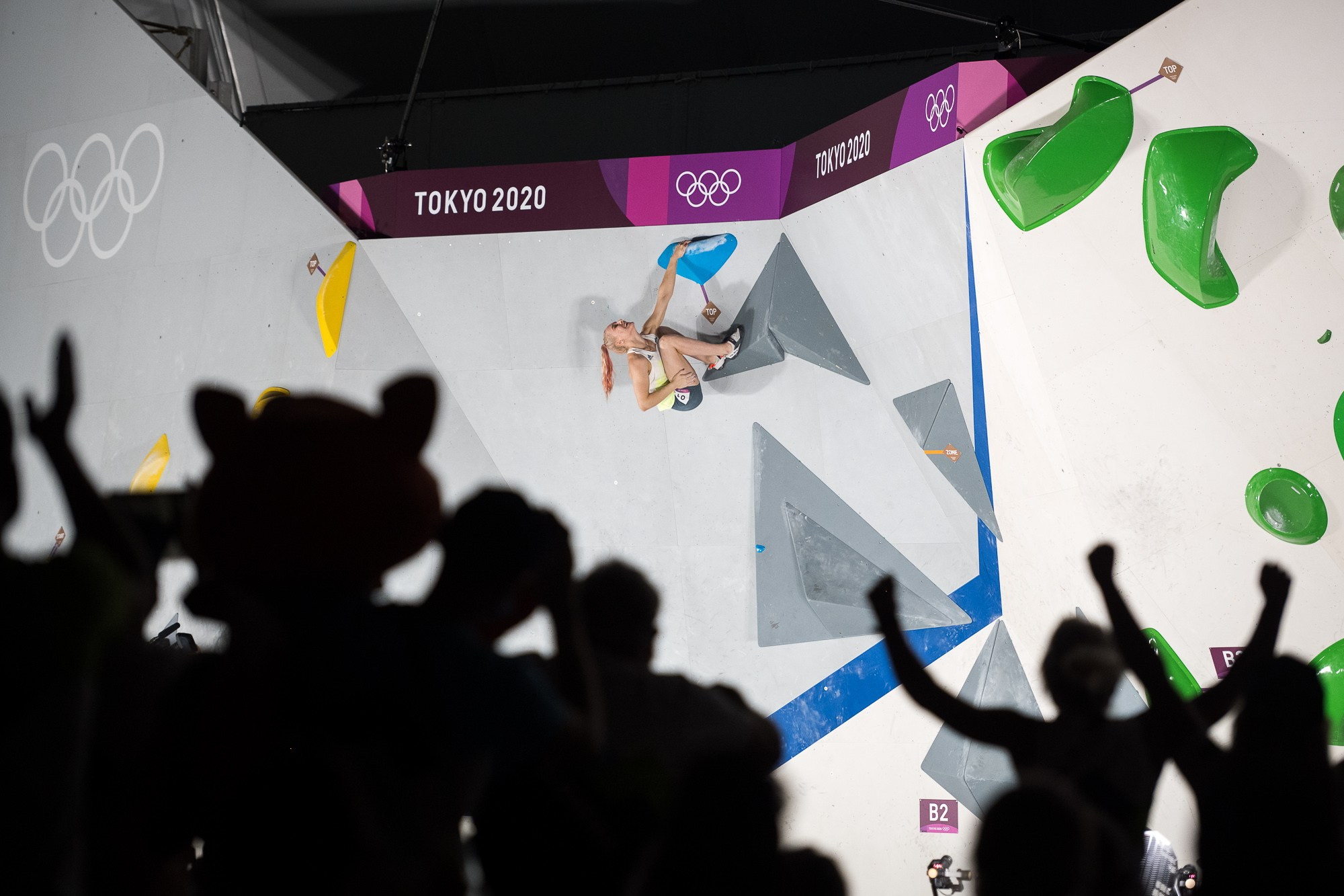 Болельщики поддерживают победительницу Олимпийских игр по скалолазанию Янью Гарнбрет 