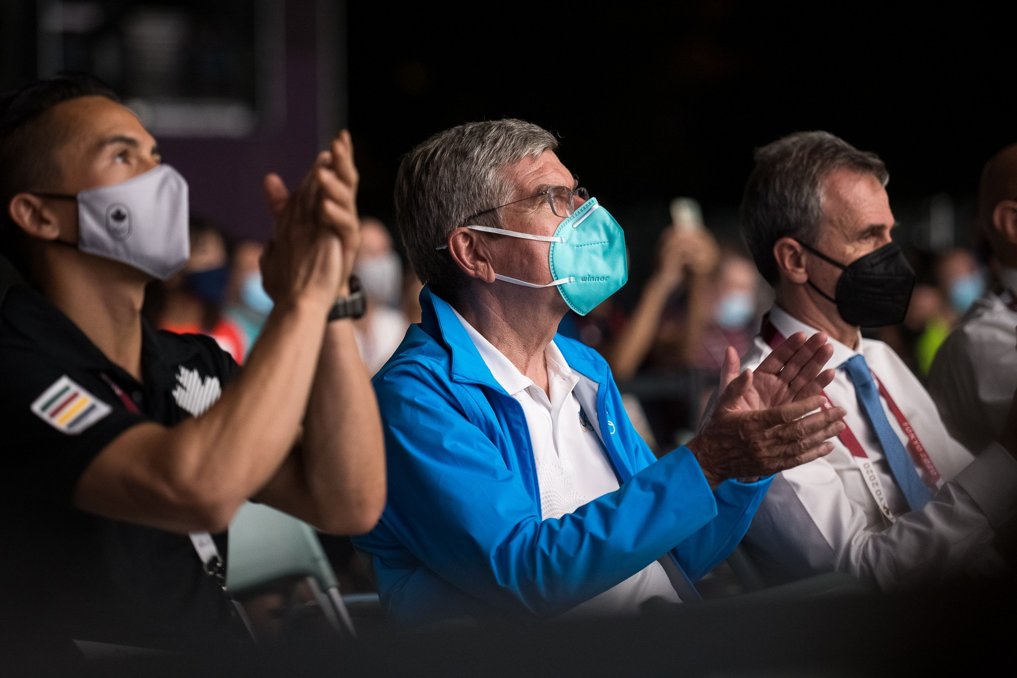 Президент международного Олимпийского комитета Томас Бах наблюает за соревнованиями по скалолазанию на Играх в Токио