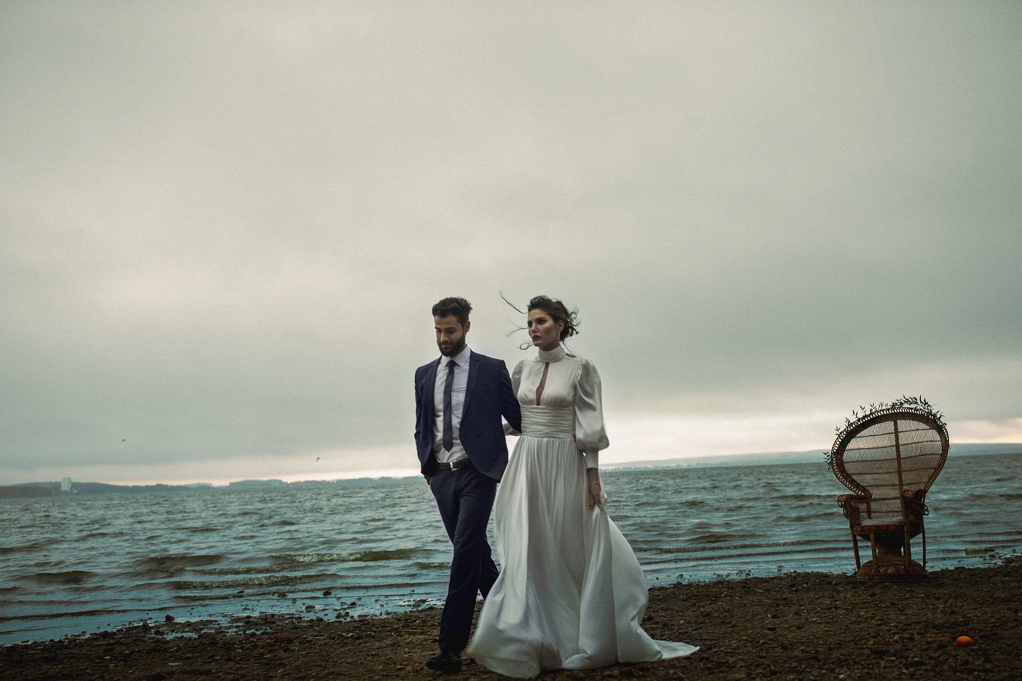 Красивая фотосъемка молодоженов на берегу Минского моря