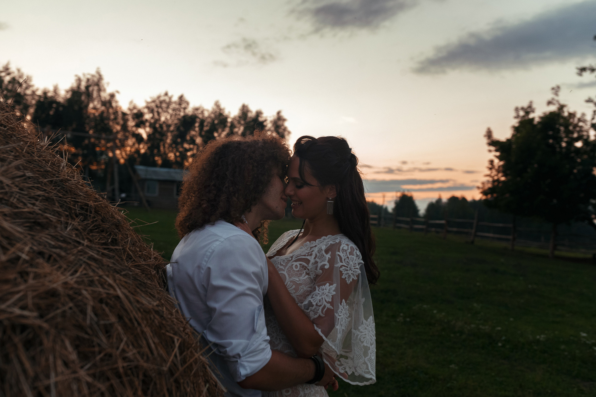 Фотосессия прекрасной пары на ферме среди лошадей