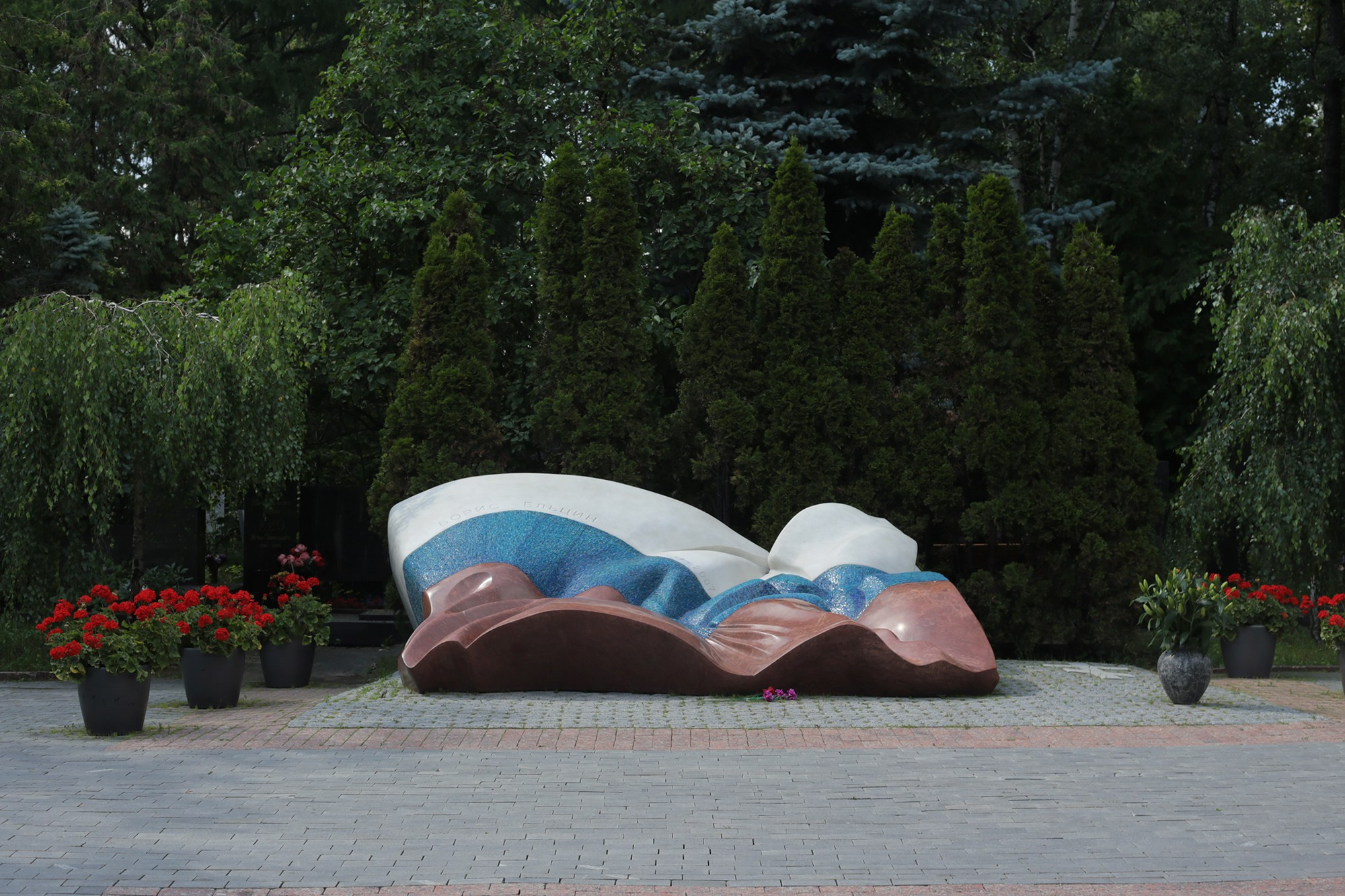 Флаг как украшение окружающего пространства. Julia Altukhova, multimedia artist