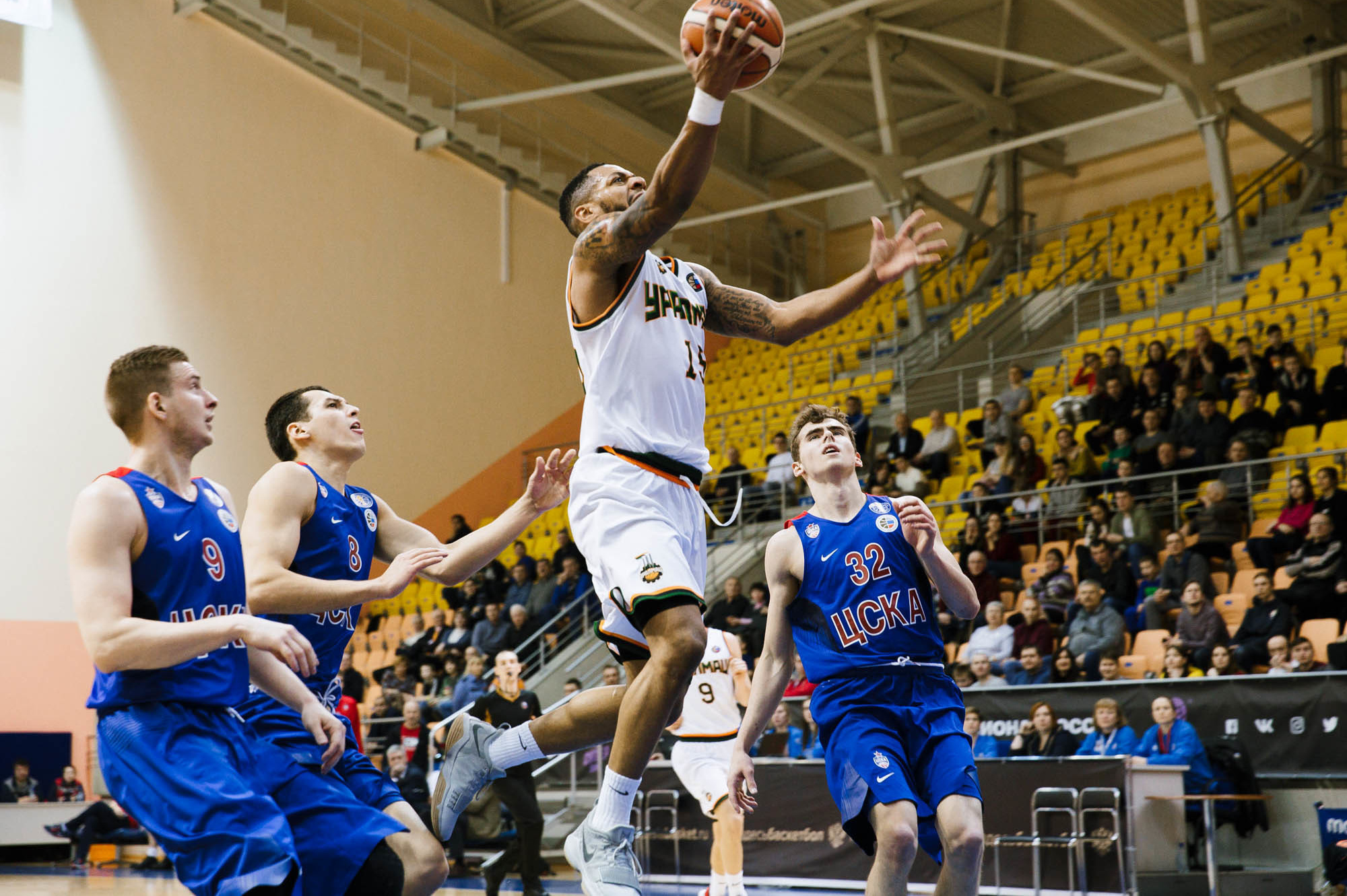 Бросок в прыжке в исполнении Аарона Паркса #15