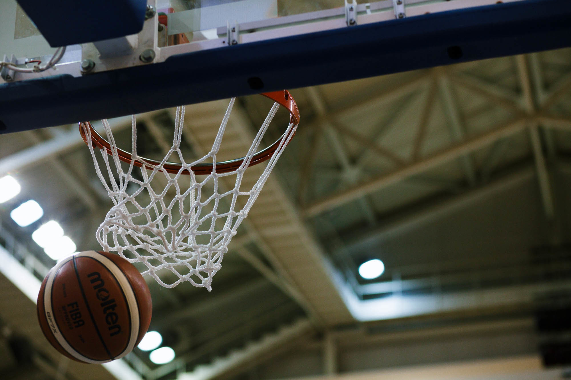 Удачный бросок баскетбольные мяч попал в корзину! 