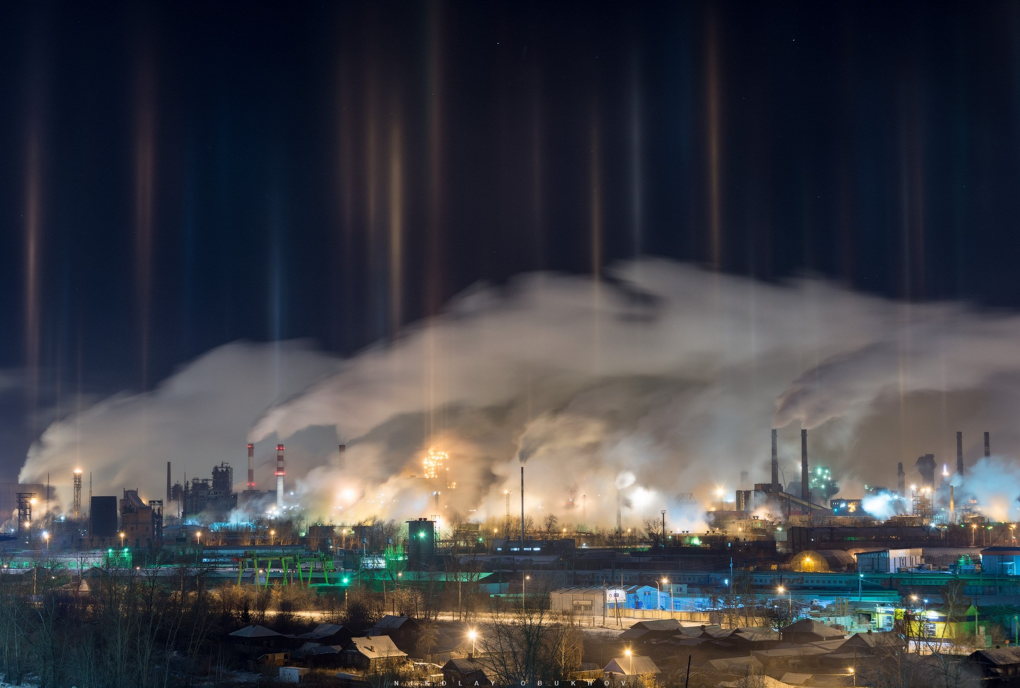 Световые столбы над городом. Автор: Николай Обухов.