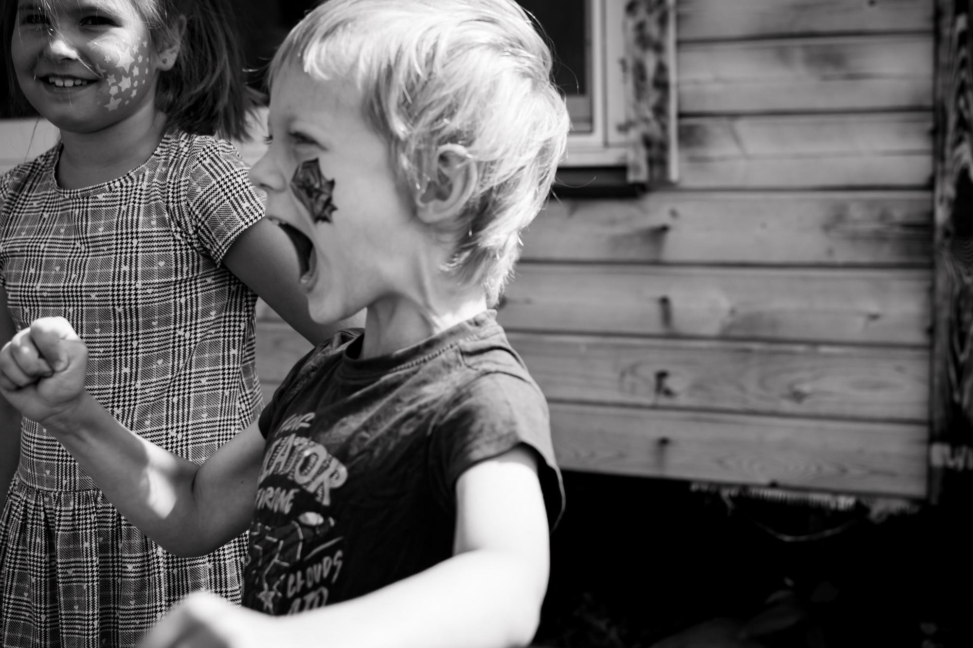 эмоции плач веселье , смех