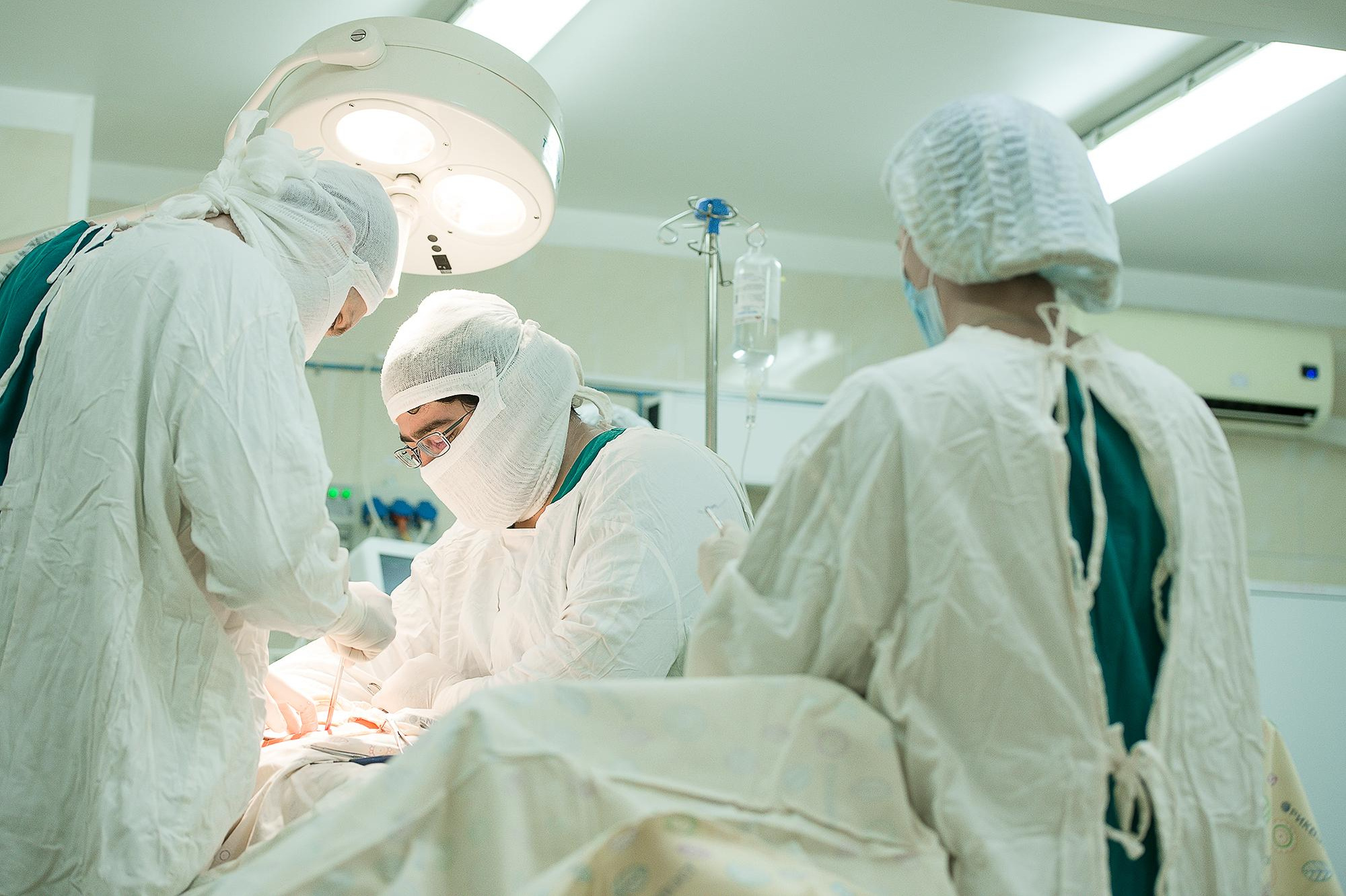 Врачи на операции. Операция. Врач в работе