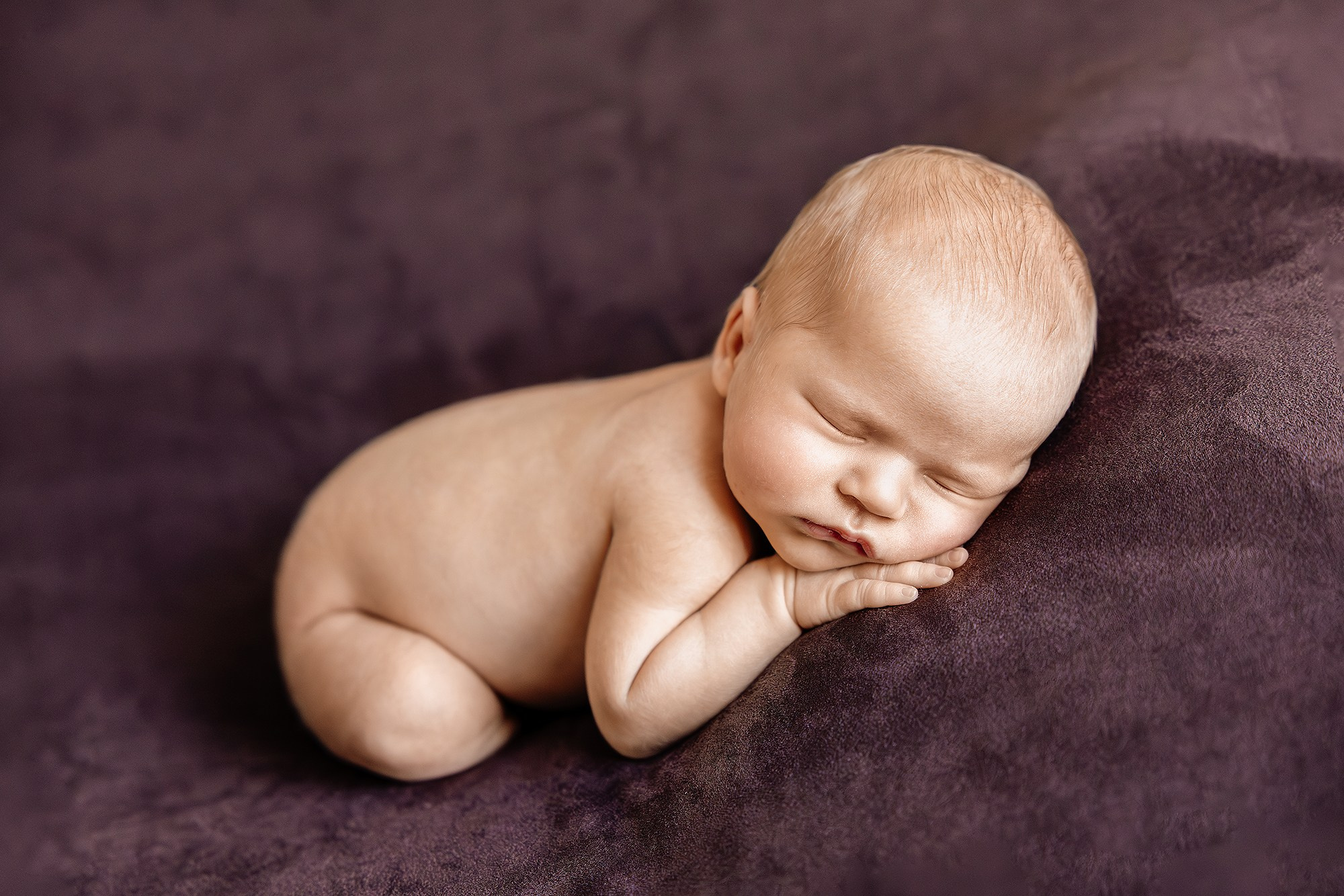 Нежные складочки новорожденного: классический портрет ребенка голышом.
