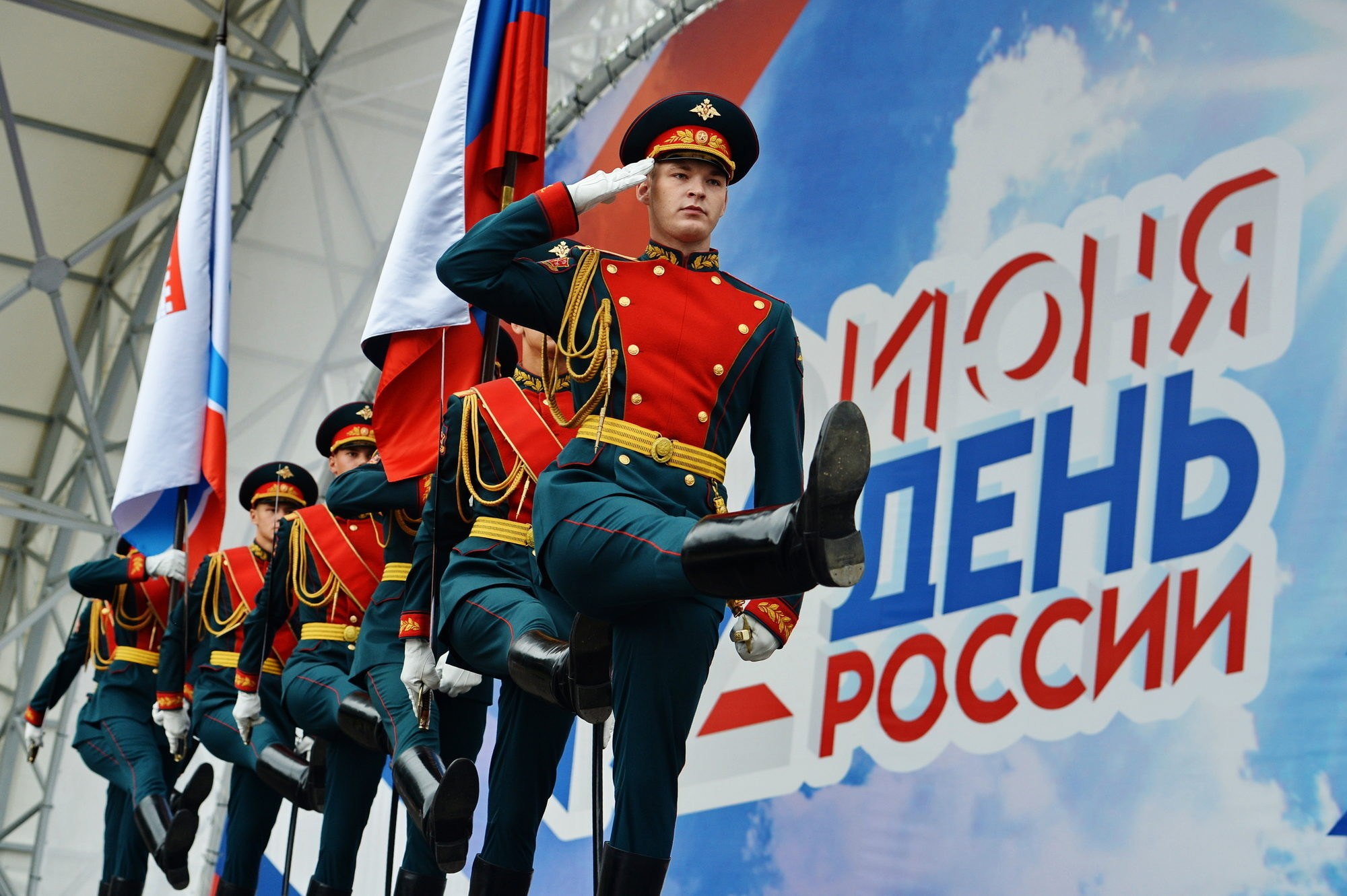 Официоз по плану, жизнь — между кадров: как снять День России и остаться собой. Документальный фотограф Сергей Вдовин