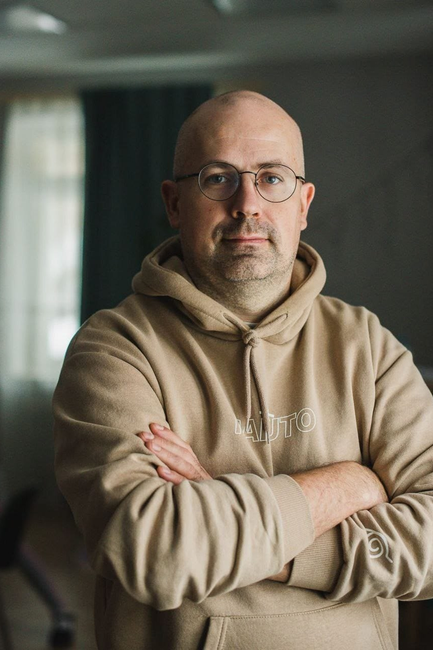 Александр Селезнев, лицензированный экскурсовод, с ребенком у памятника Пушкину в Санкт-Петербурге