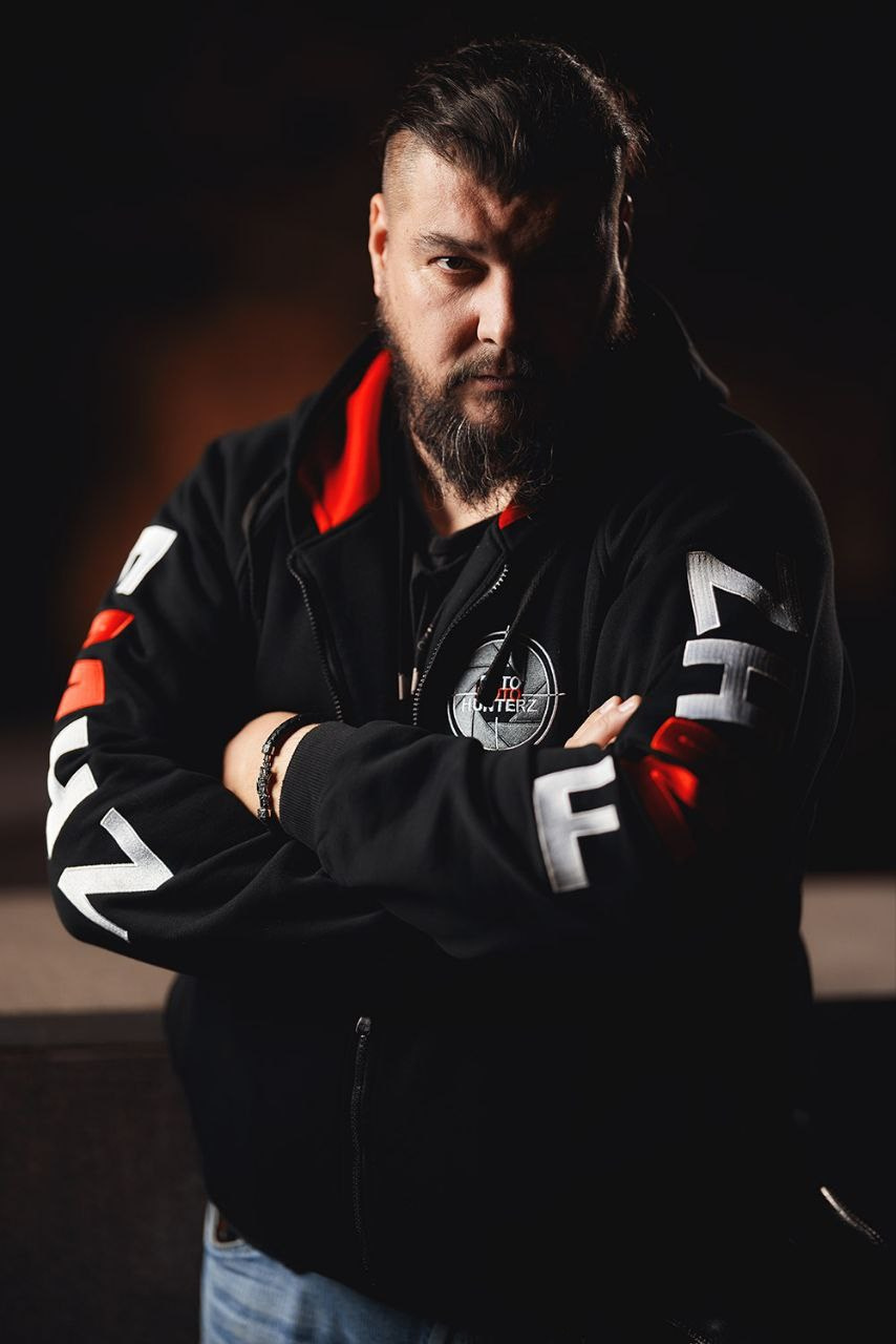 Фотограф Дмитрий Литунов Москва в черно-красно-белой толстовке Fotomotohunterz портрет
