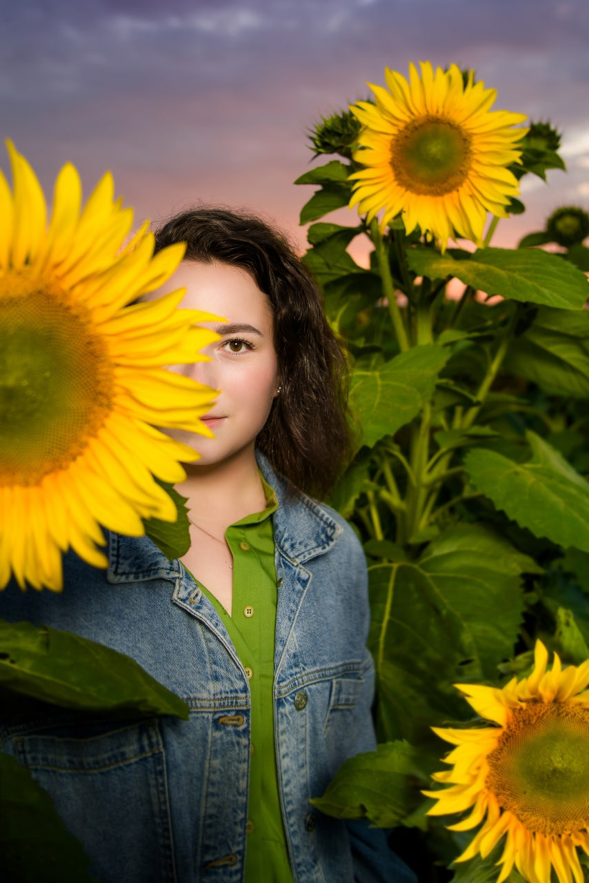 Девушка в поле с подсолнухами