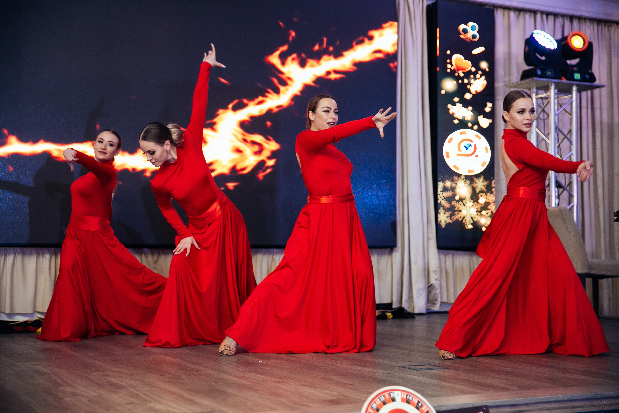 Выступление танцевального коллектива на сцене