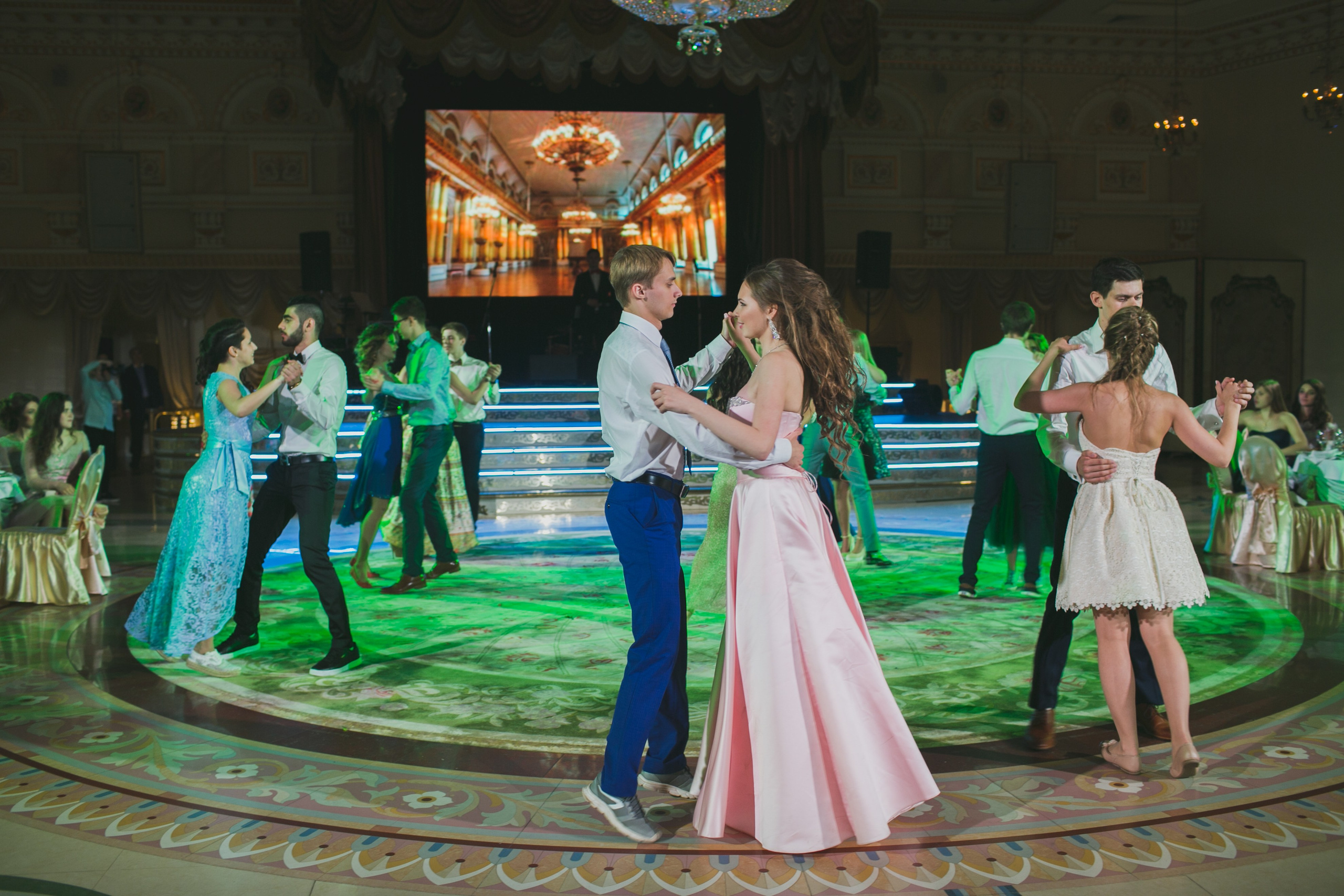 Как оператор может сделать выпускной по-настоящему ценным? Давайте разберёмся. Свадебный фотограф видеограф в Москве Павел Коротков