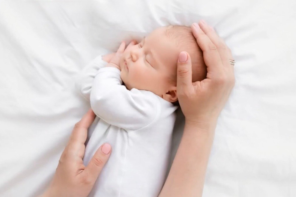 фотосессия в натуральном стиле новорожденный малыш и родители, семейная фотосессия