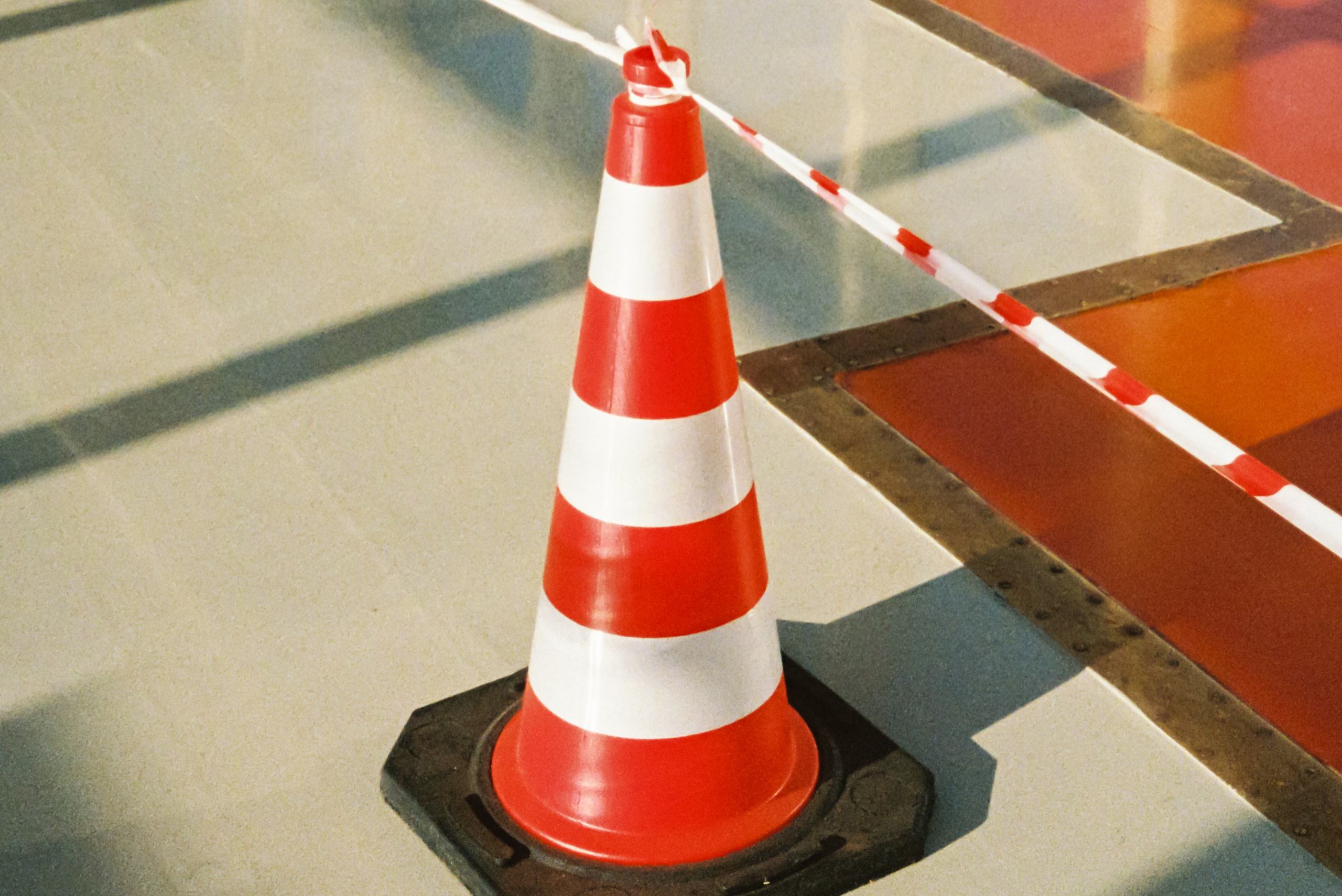 Красно-белый конус внутри моста Богдана Хмельницкого