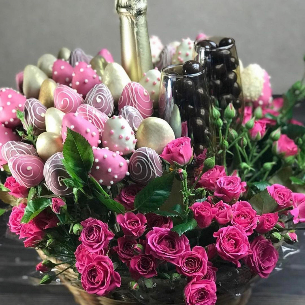 Композиции с цветами. Клубника в шоколаде в Сургуте